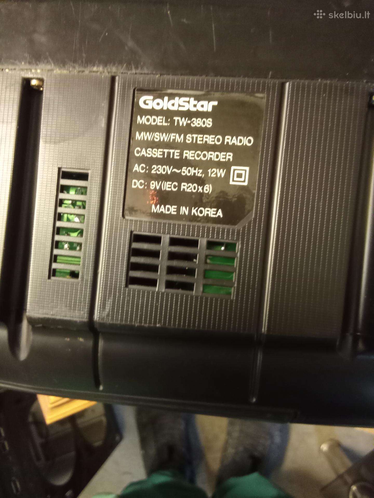 Parduodu nešiojama Goldstar magnetofoną.