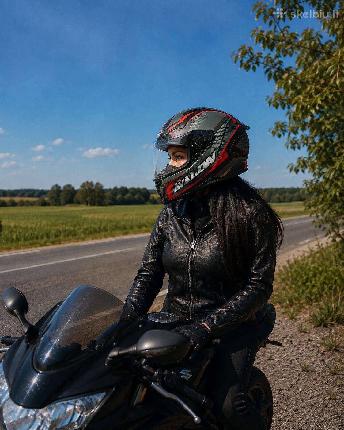 Motociklininko šalmas su pasikalbėjimo įranga