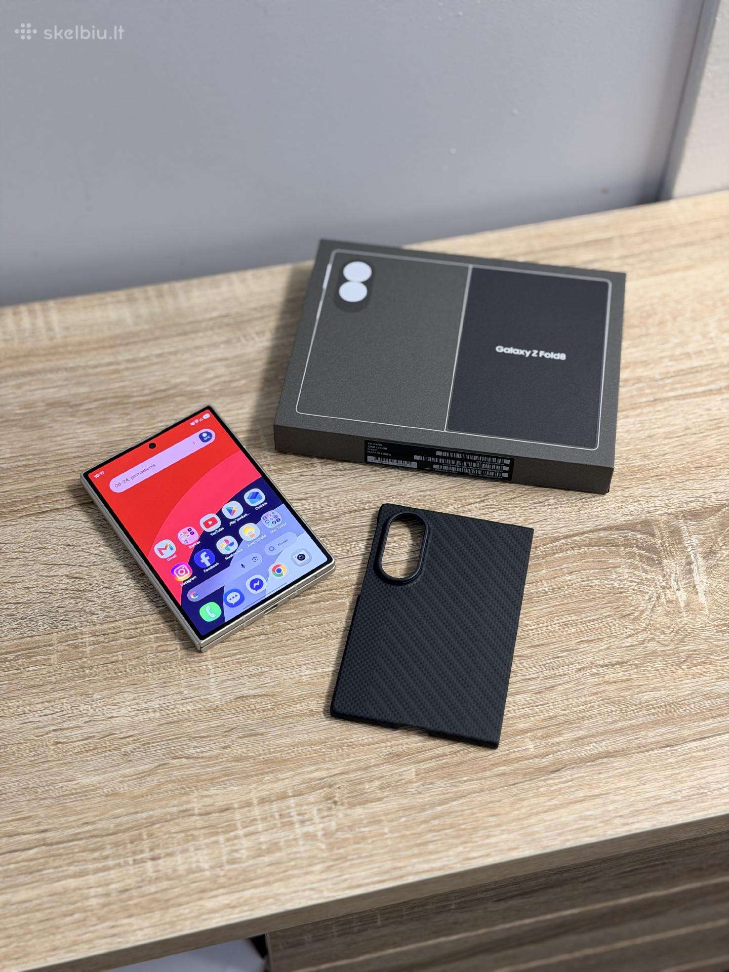 Samsung Galaxy Fold 8 + Carbon Case