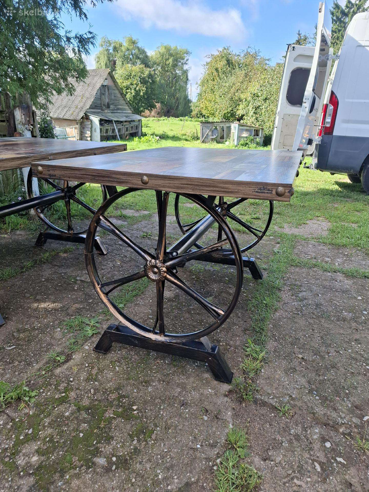 Loft stiliaus stalas su metaliniais ratais