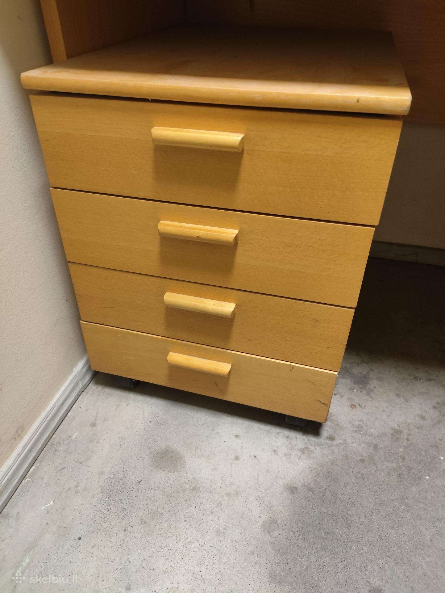 Parduodami stalčių blokai