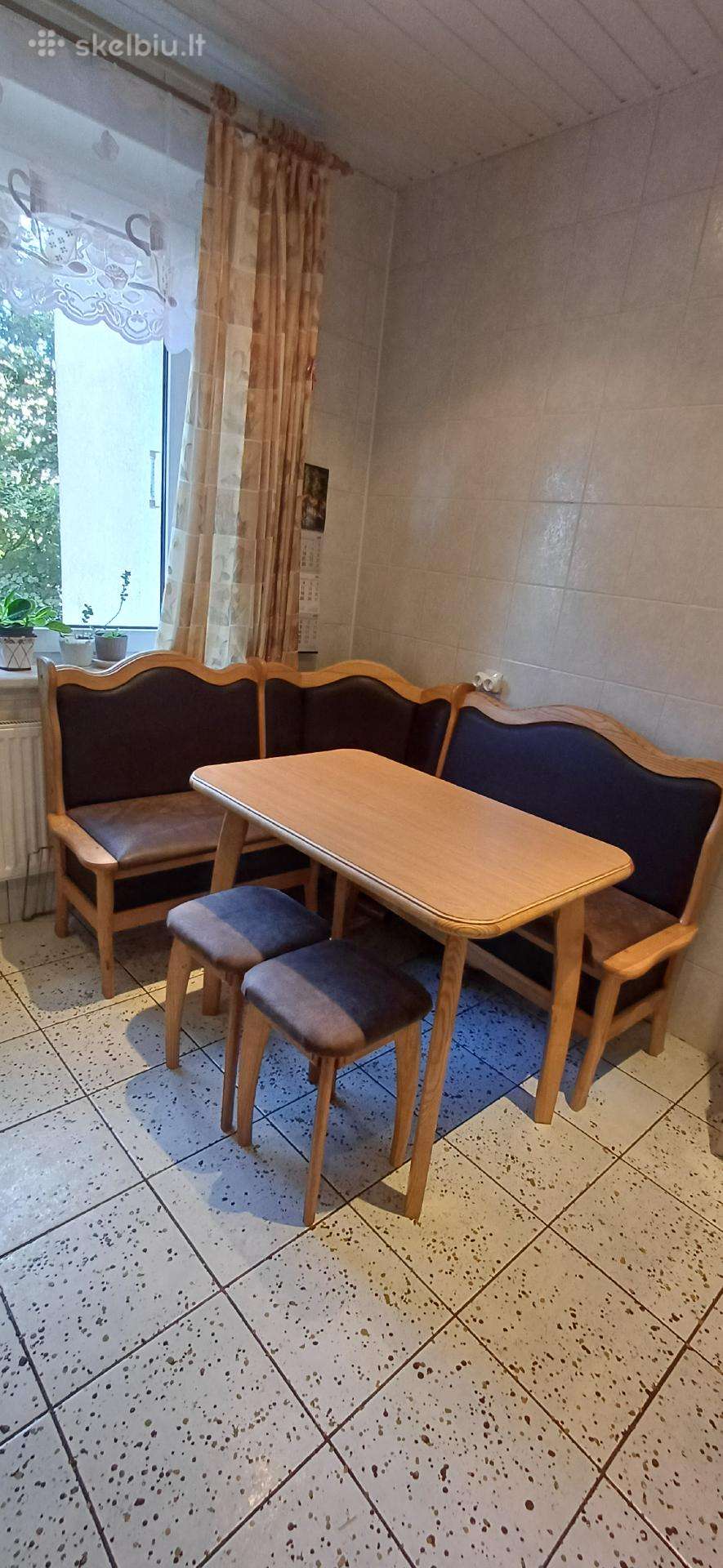 Virtuvinis kampas, stalas ir 2 kėdės