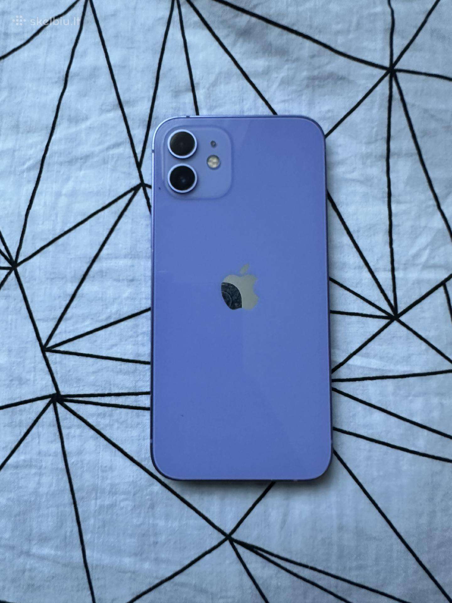 iPhone 12 su defektų.