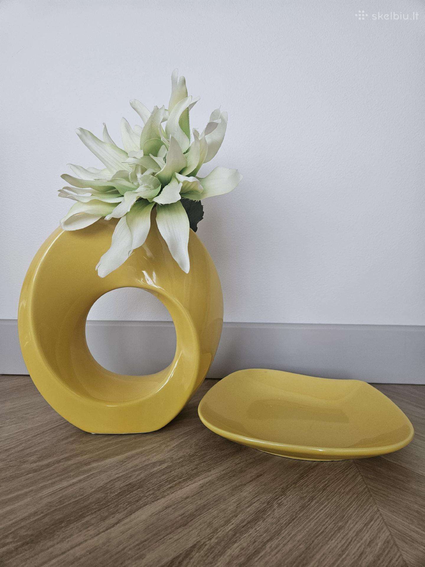 Keramikos vaza su dekoratyvine lėkšte