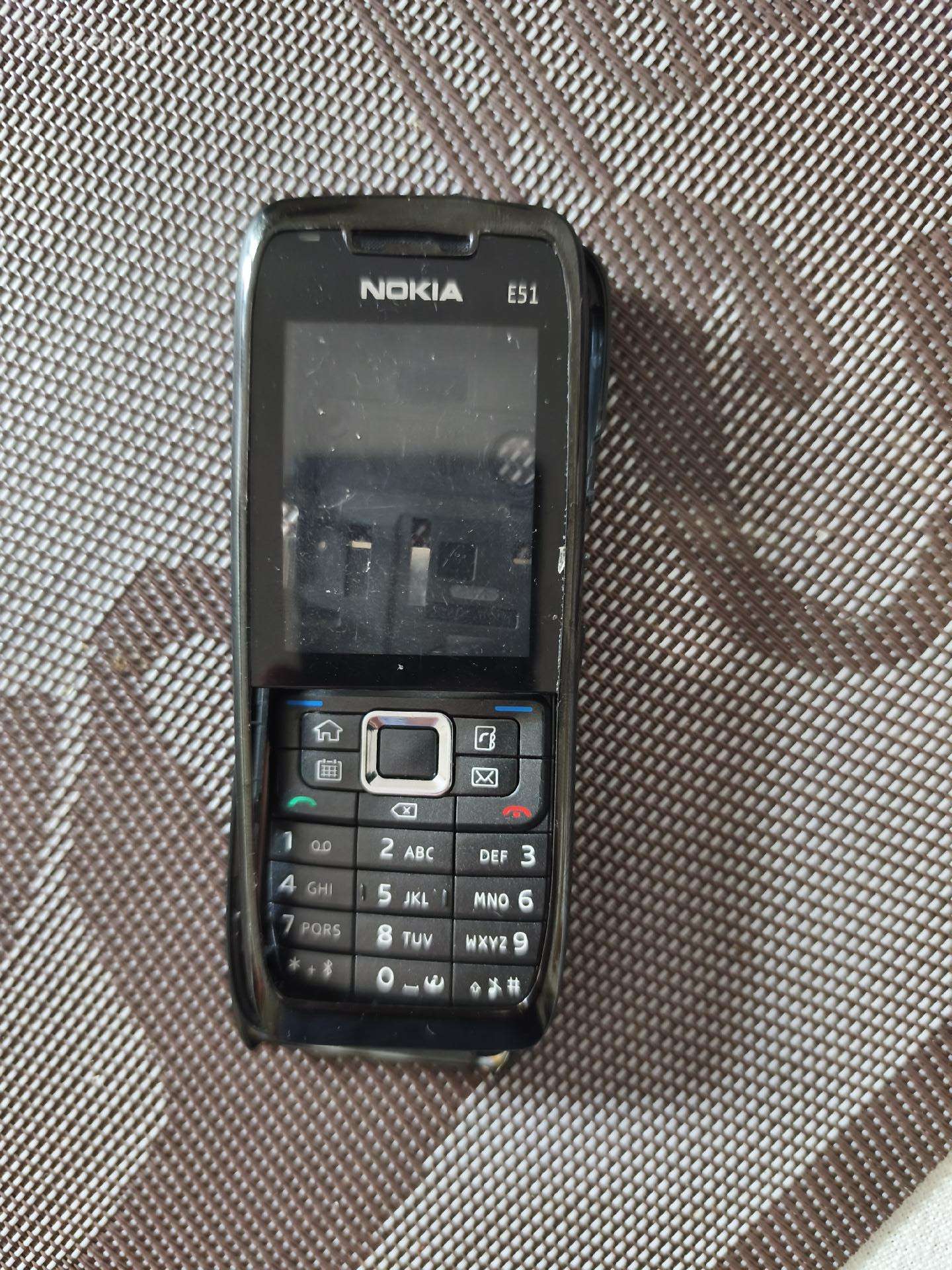 Parduodu Nokia E51 detalę