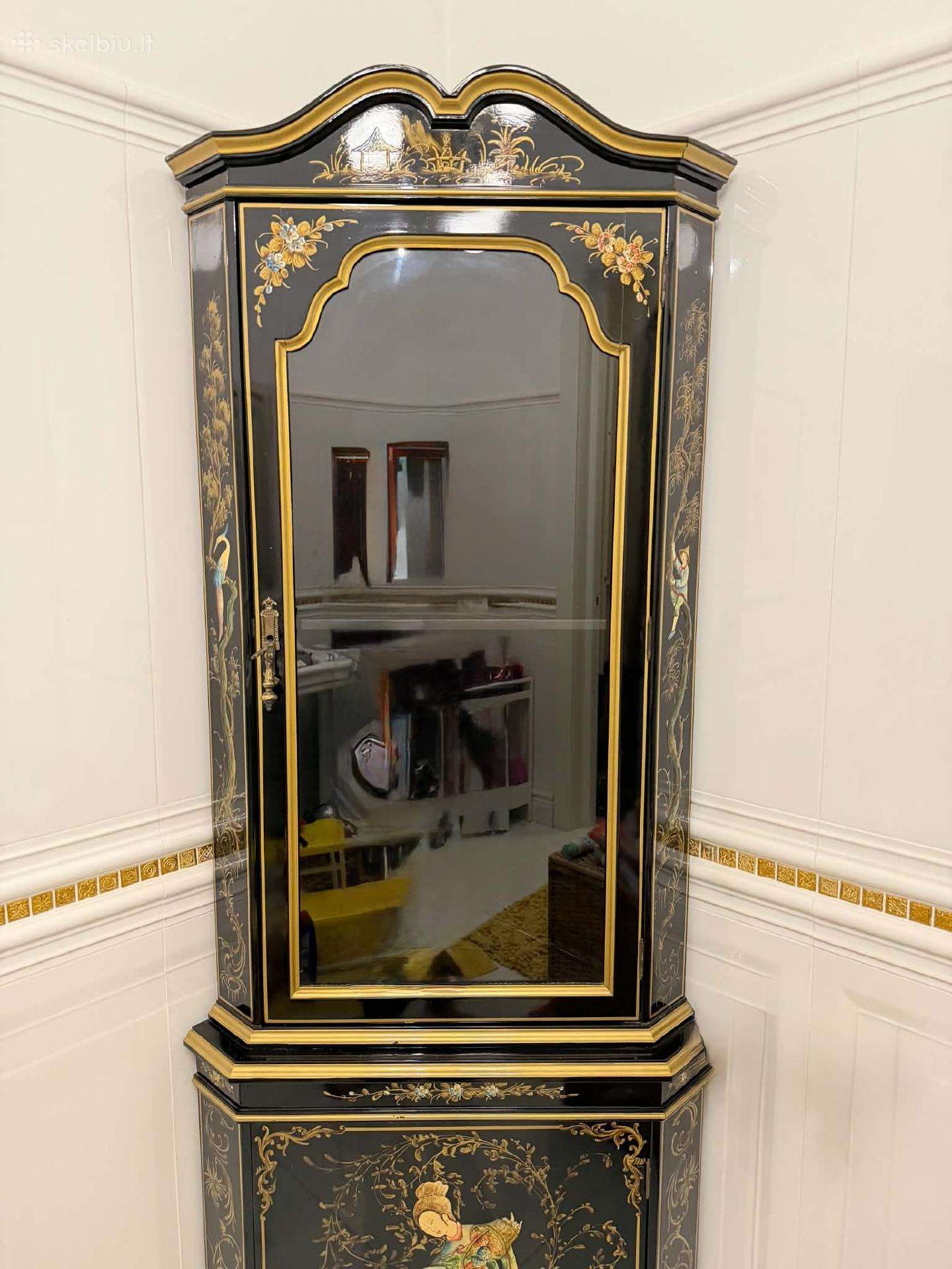 Vintažinė Chinoiserie kampinė spintelė