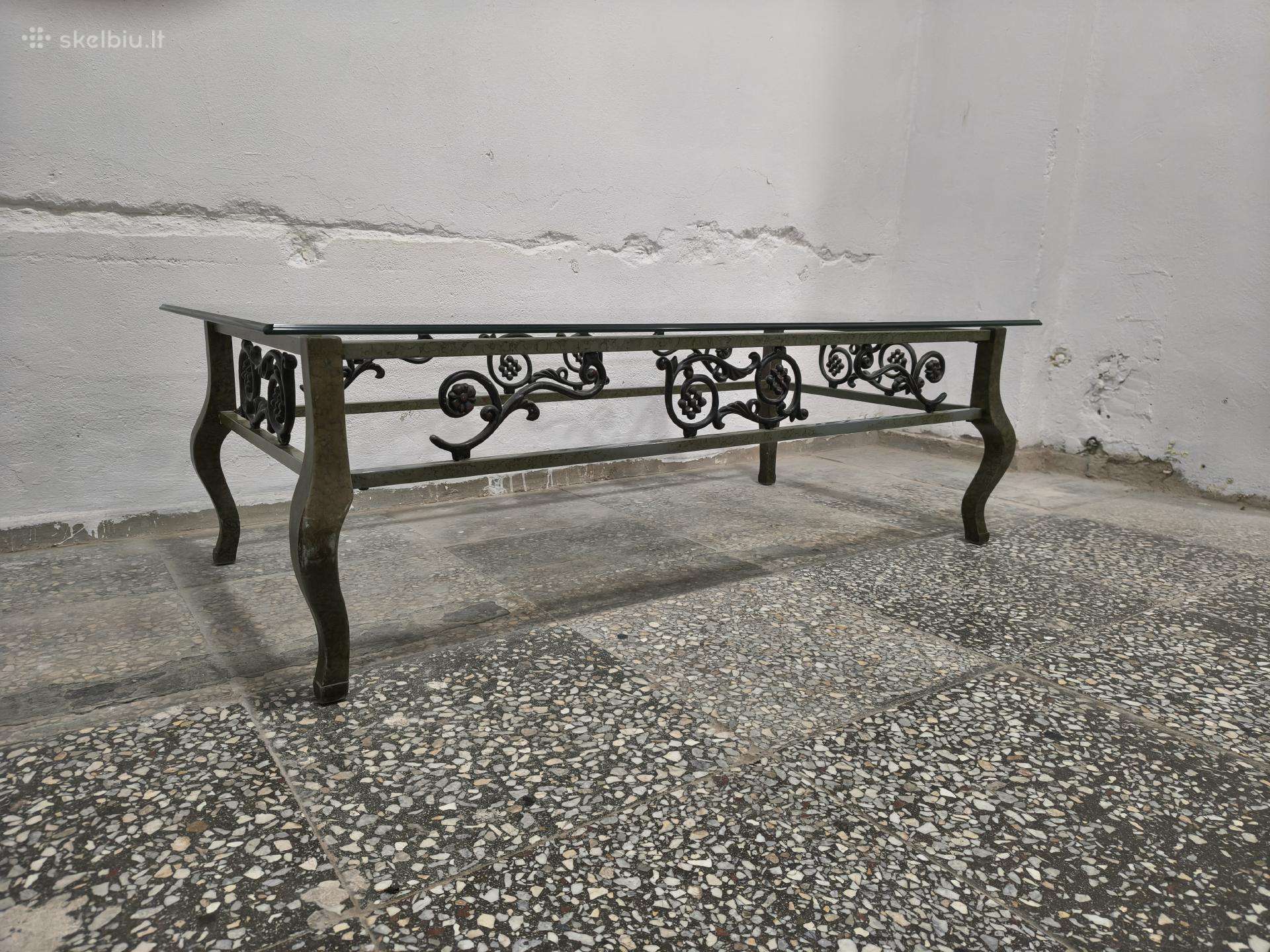 Išskirtinio Dizaino Stalas Su Stiklo Stalviršiu