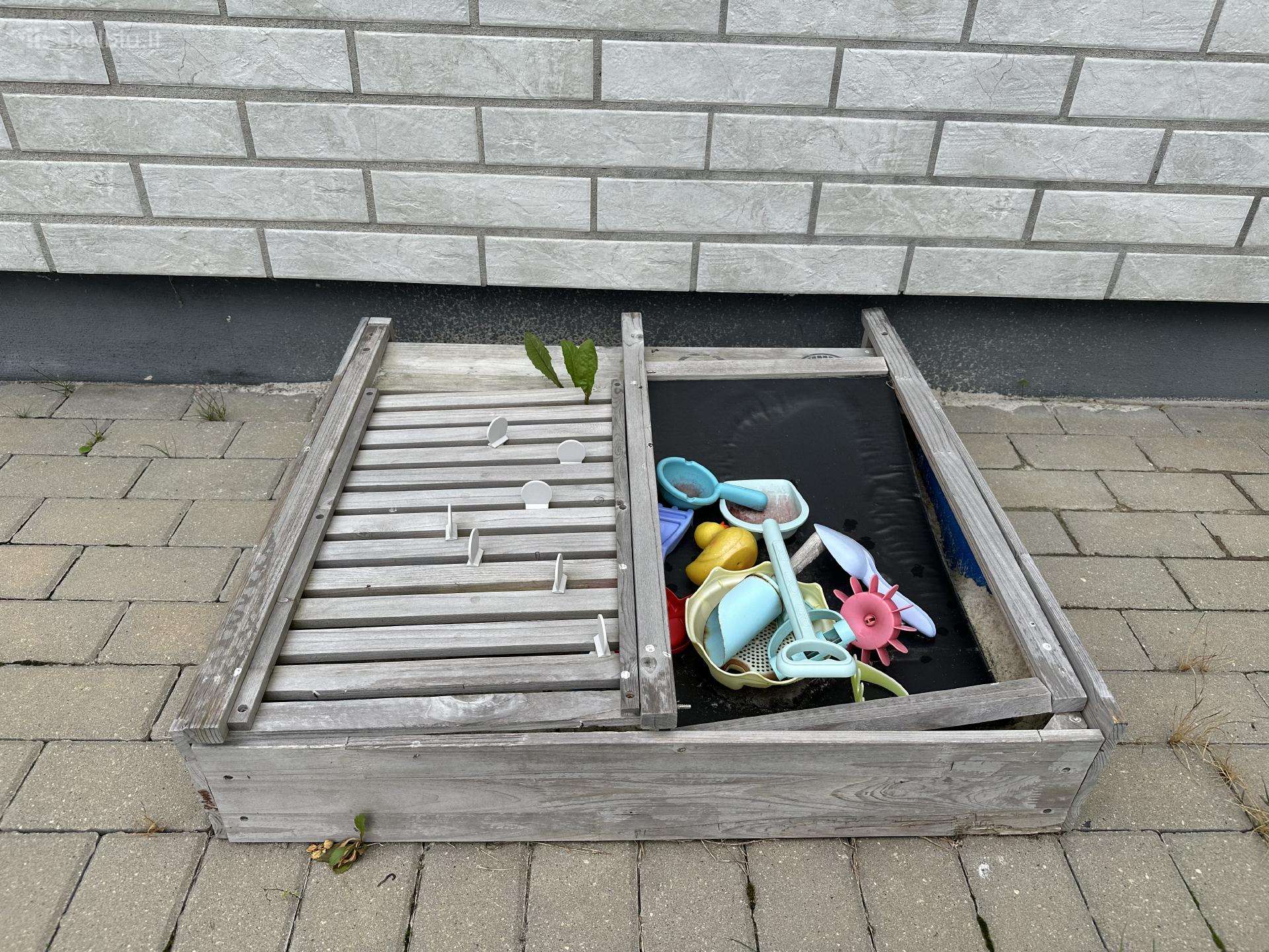 Dovanoju smėlio dėžę