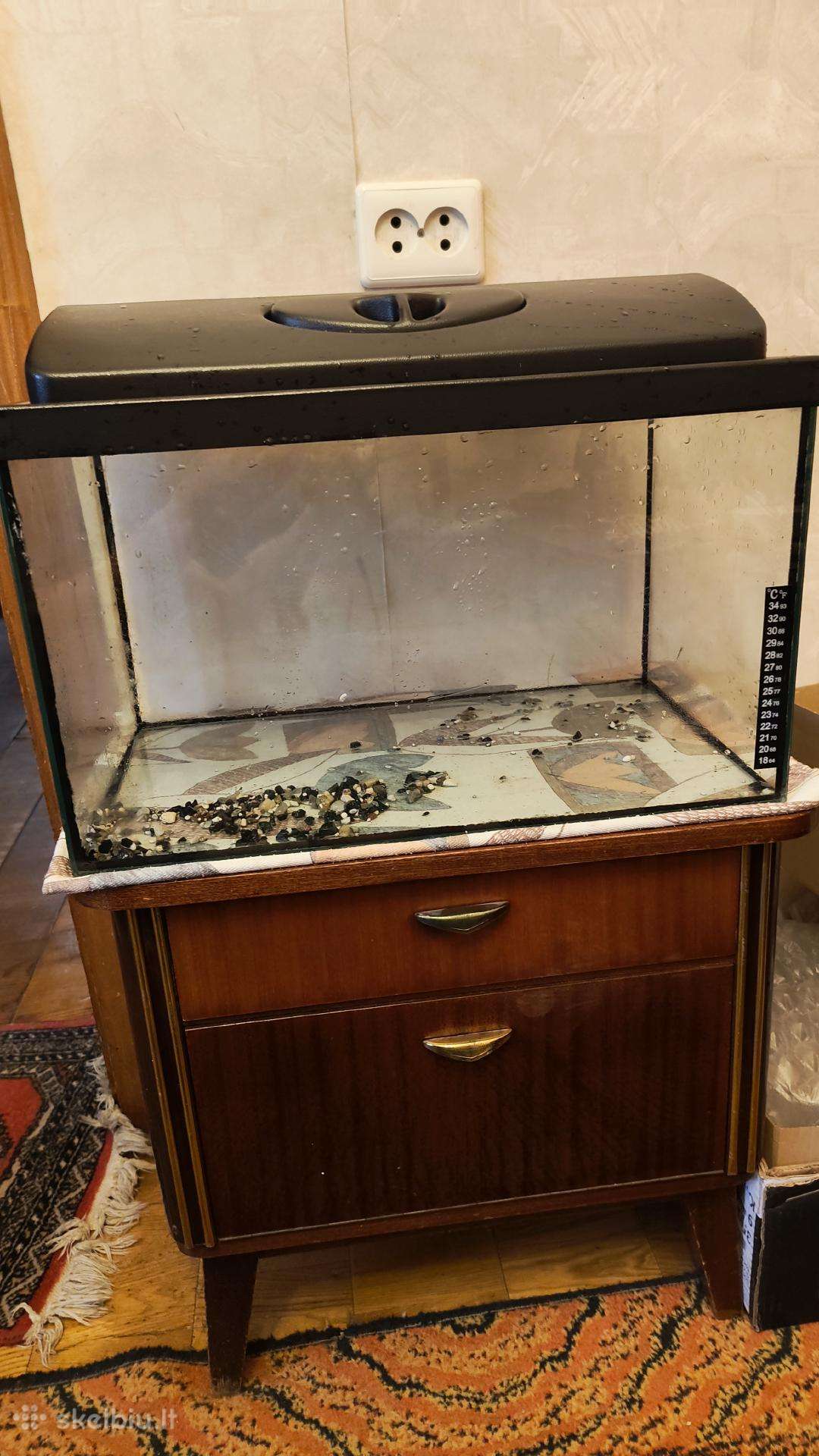 Parduodu 50l akvariumą.