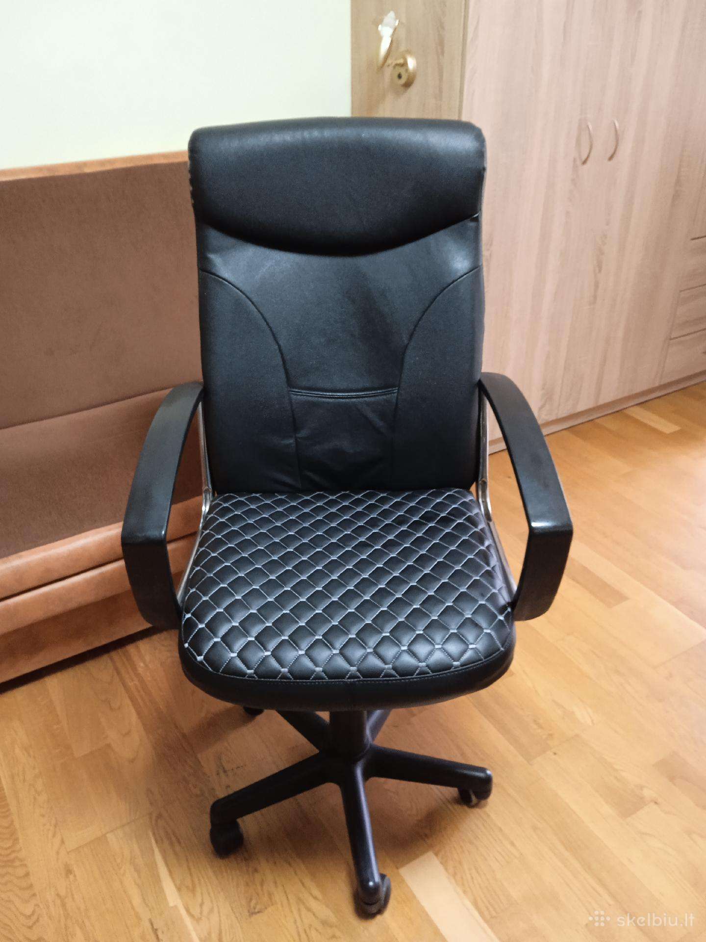 Patogi kėdė ir dvi virtuvines kėdės.
