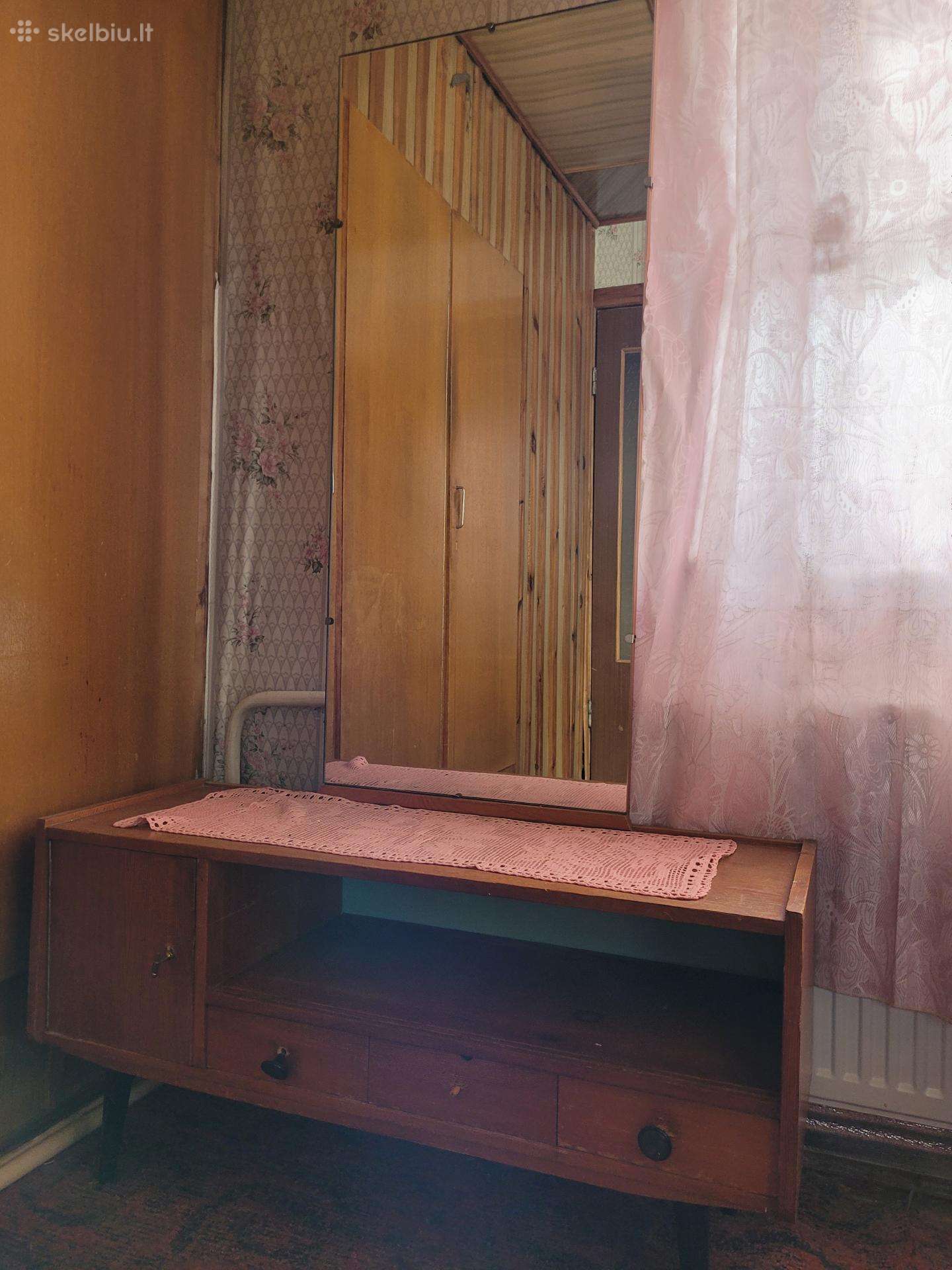 Veidrodis su spintele