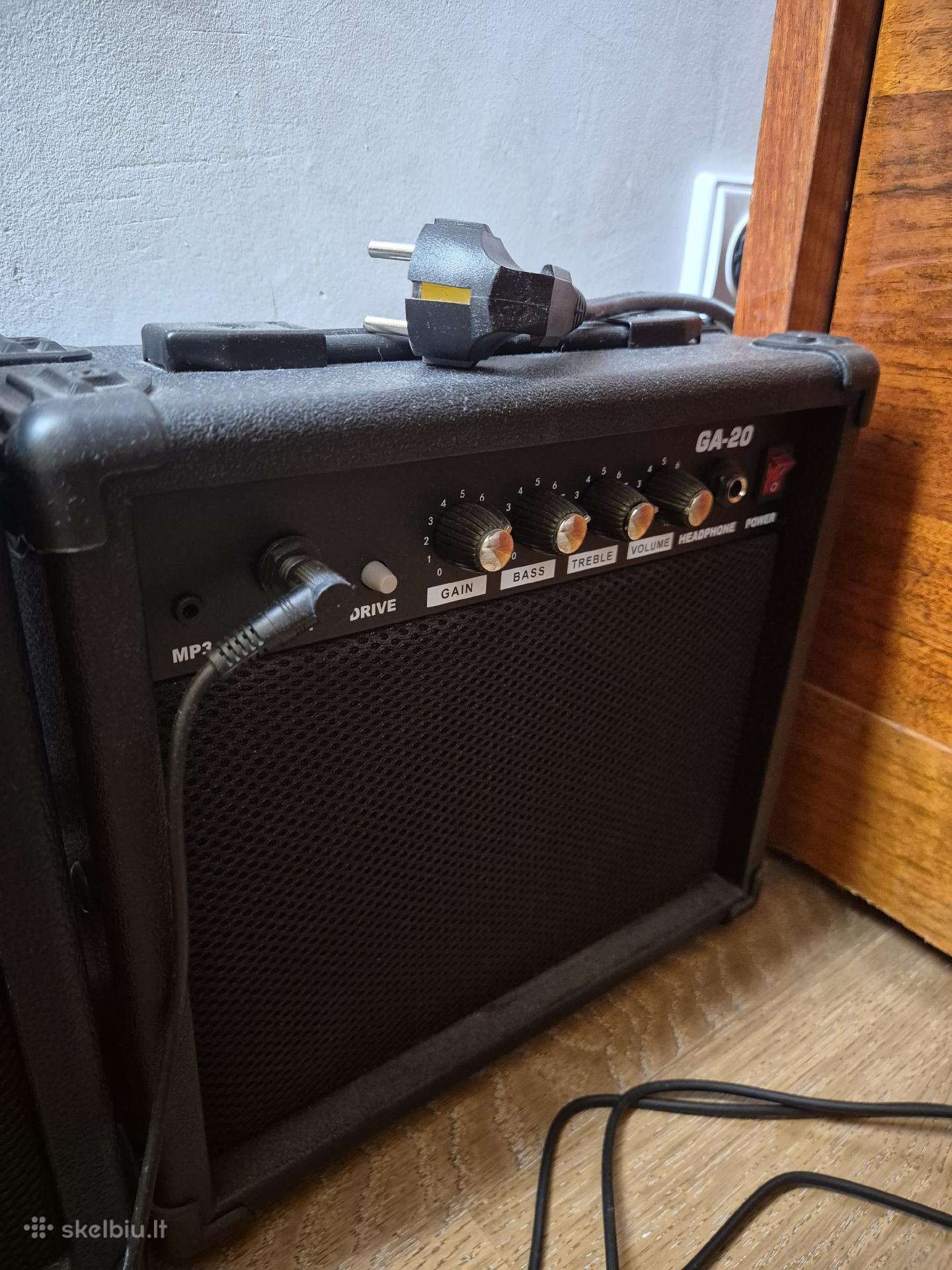 Elektrinės gitaros kubas - stiprintuvas (amp)