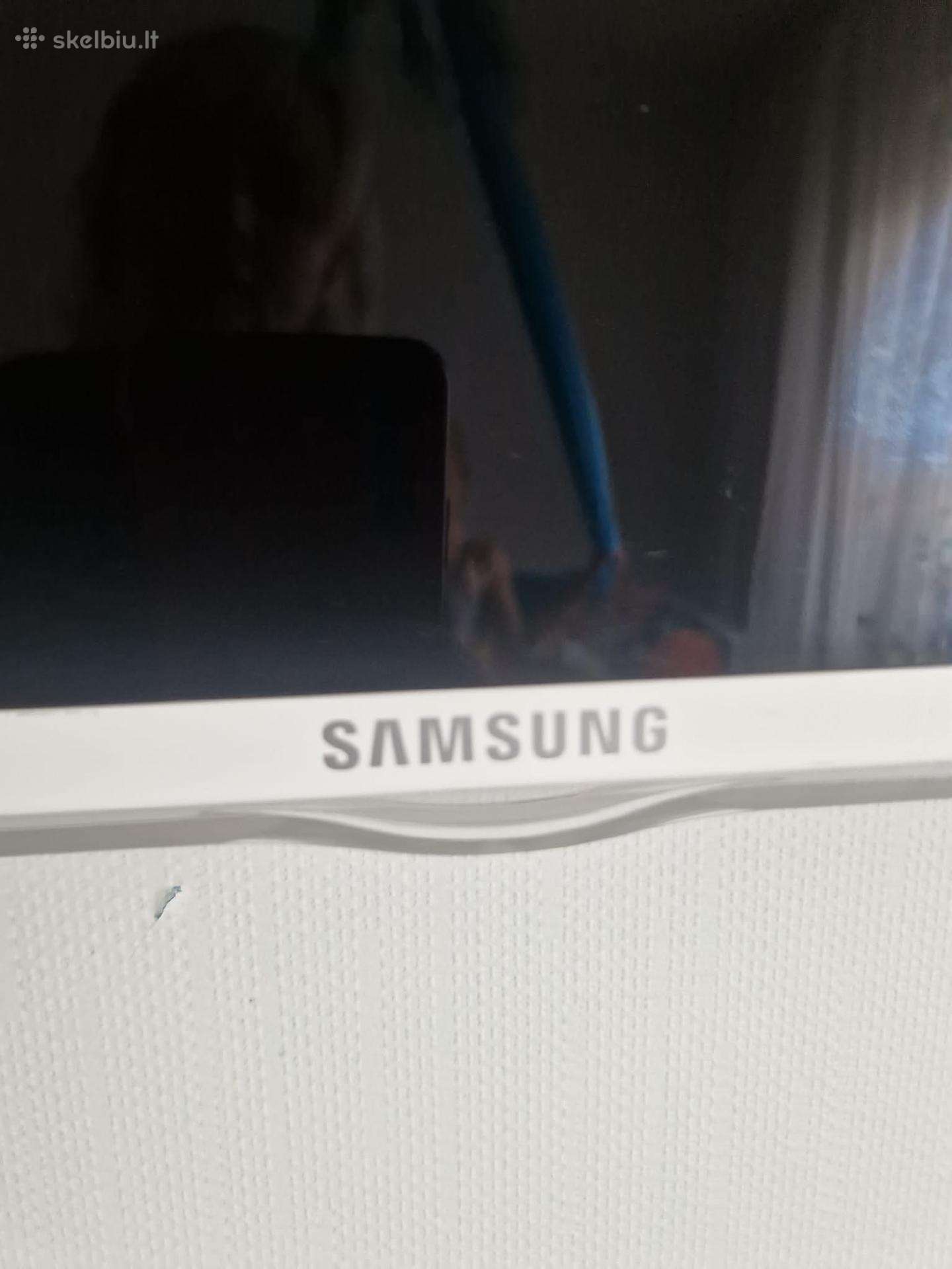 Rašomas stalas, kėdė, televizorius