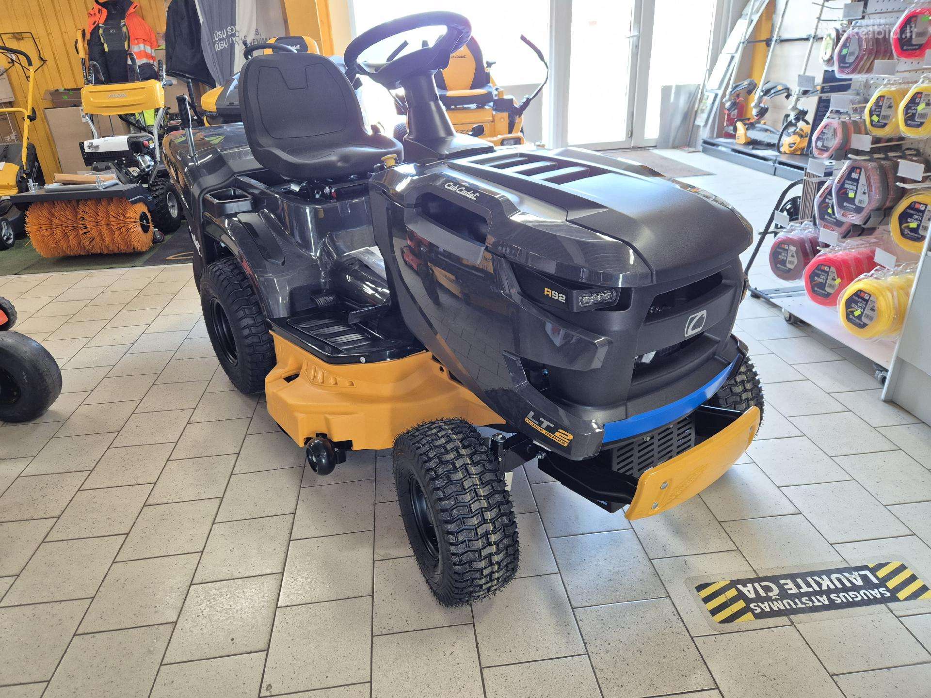 Vejos traktorius Cub Cadet Lt2 R92