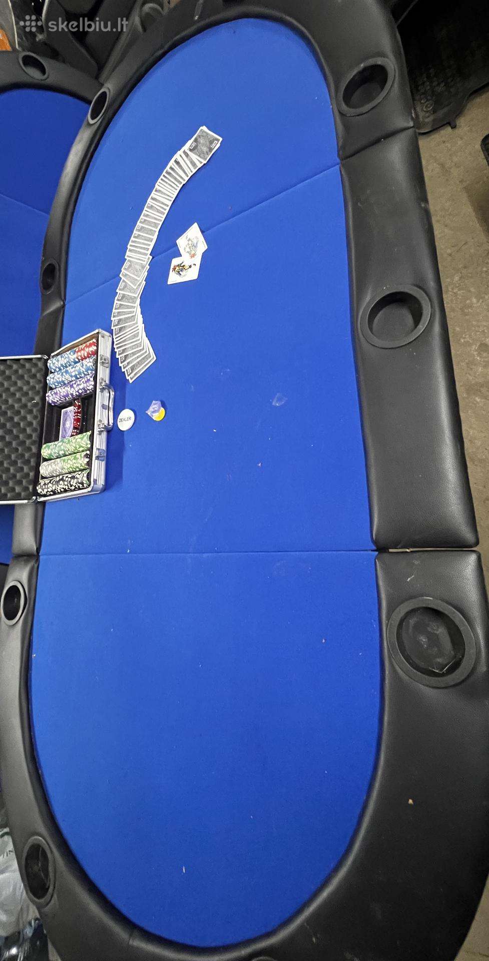 Pokerio stalas su žetonais lagaminu