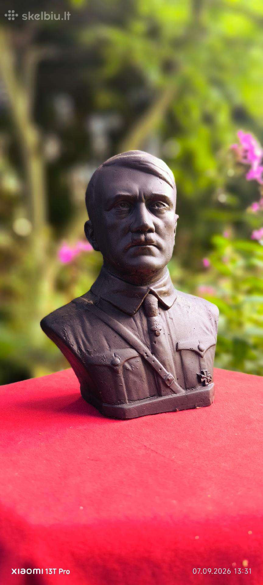 Adolfo biustas