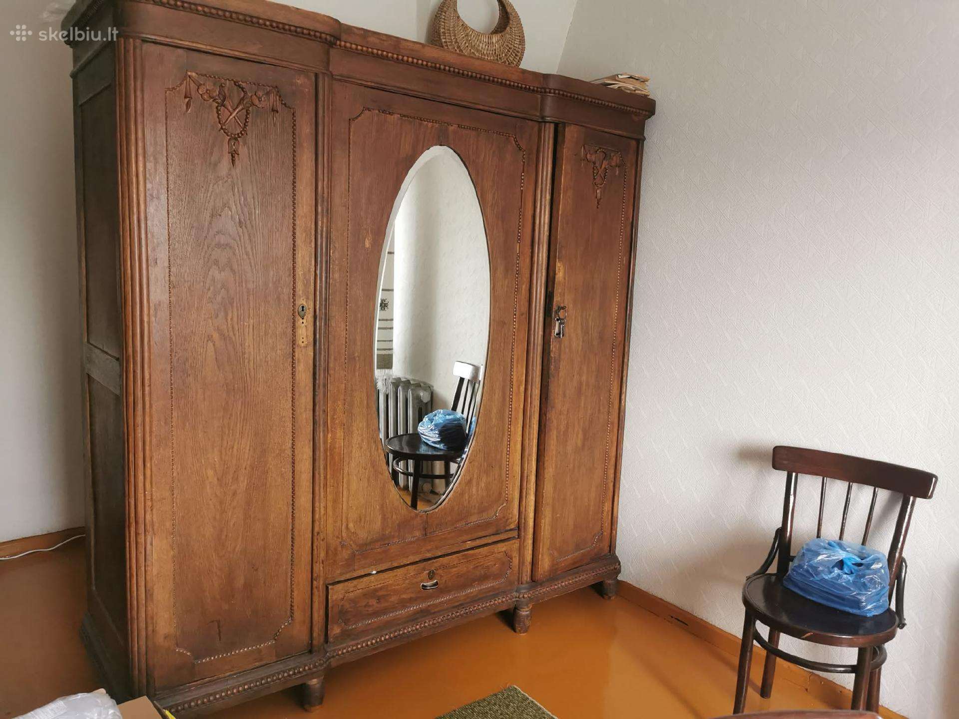 Parduodama senovinė medinė spinta su veidrodžiu
