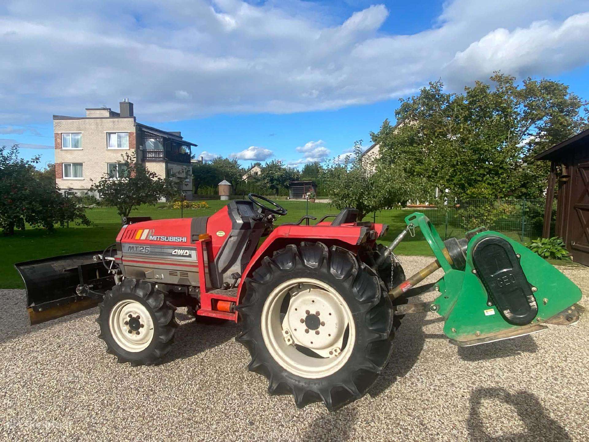 Mitsubishi Mt 25d traktorius su priedais