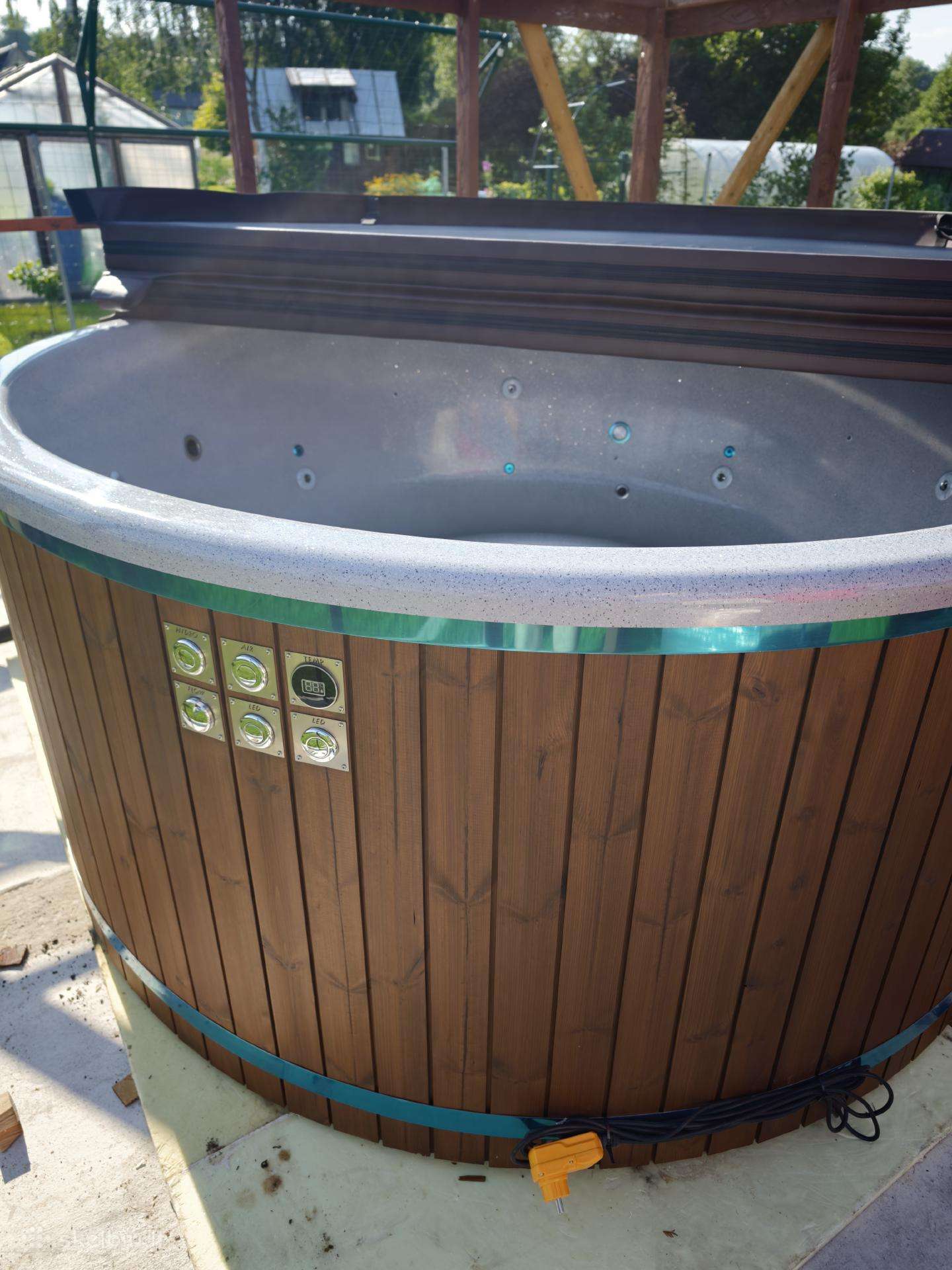 Kubilas su hidromasažine-"jacuzzi" sistema ir LED
