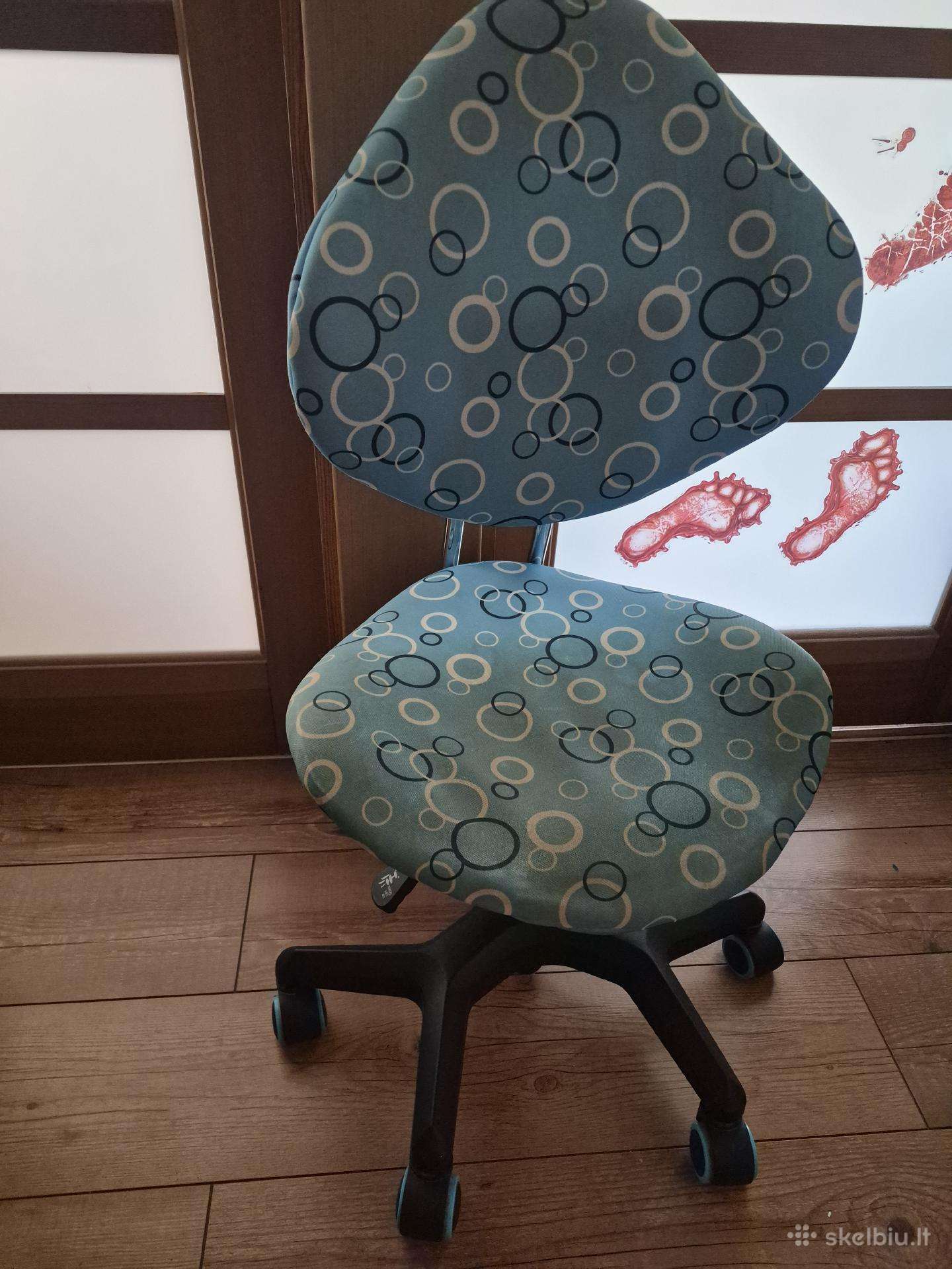 Auganti ergonominė kėdė pradinukui