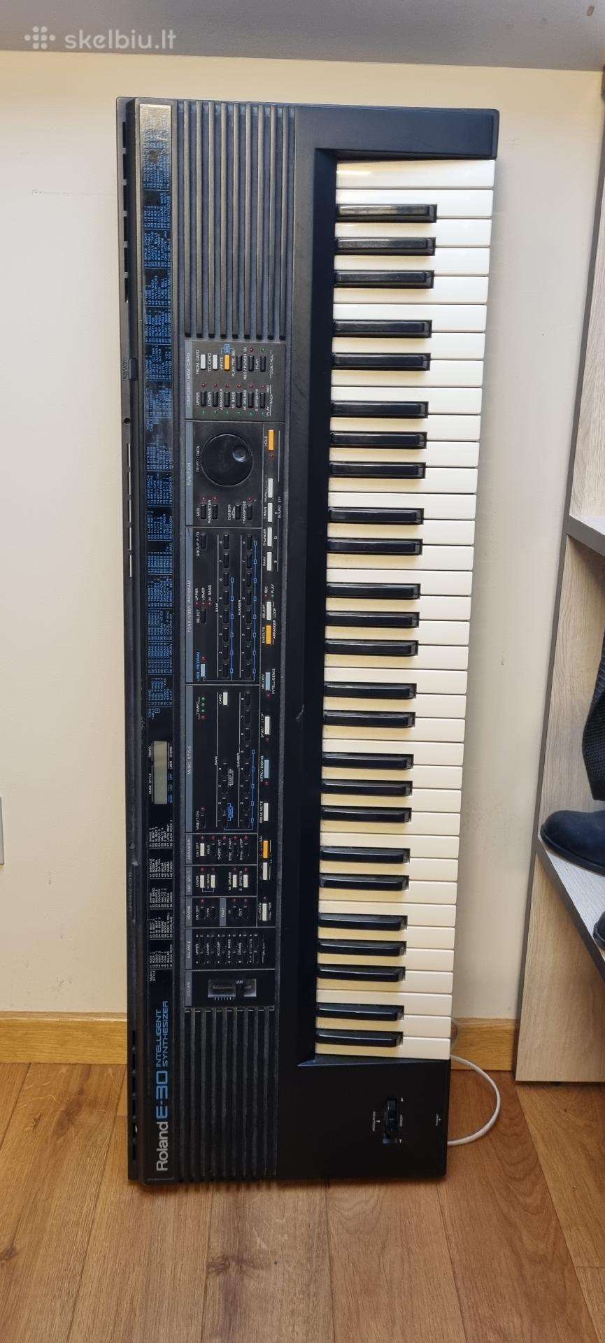 Vintažinis sintezatorius Roland E-30 Intelligent