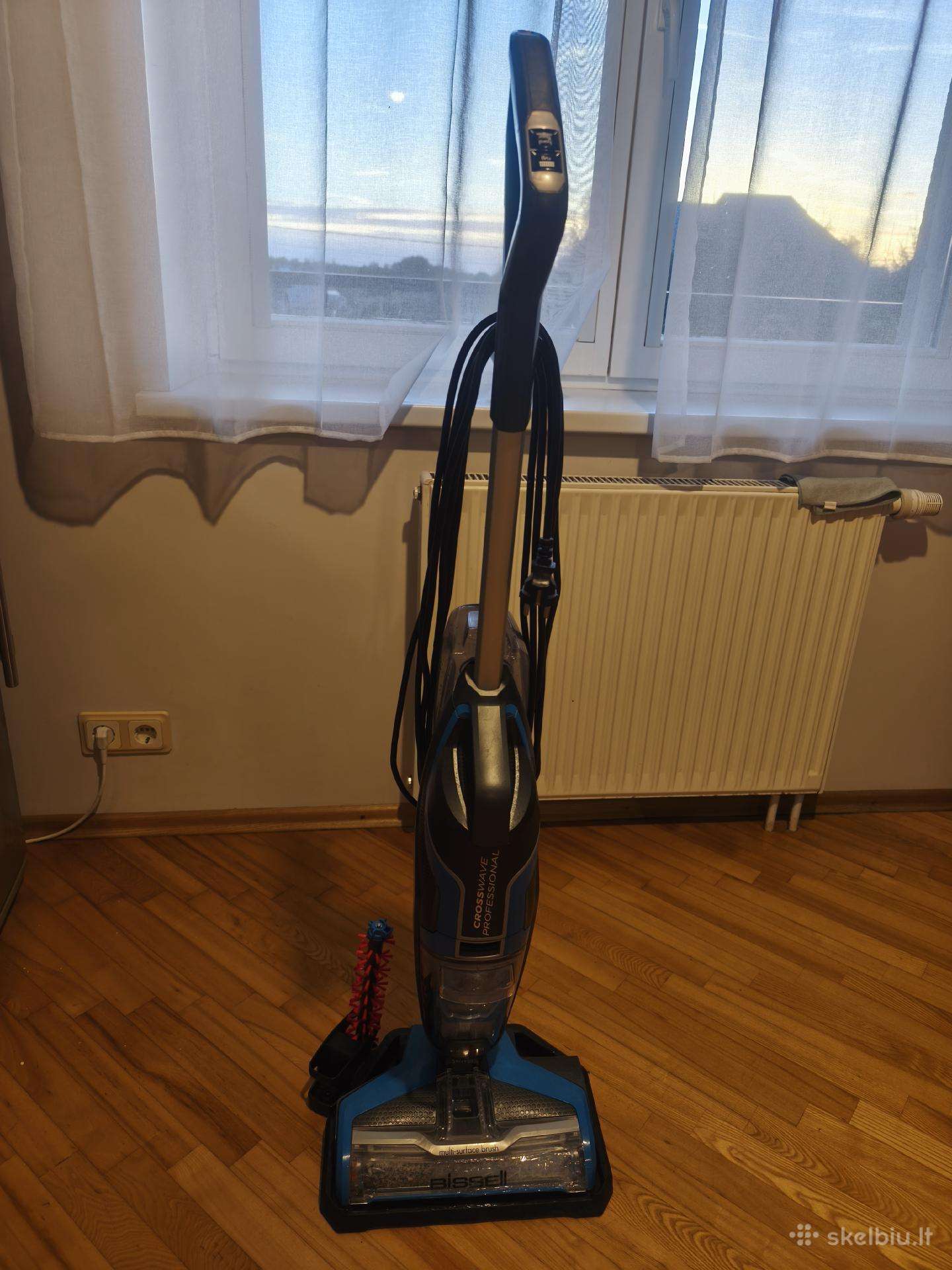 Puikiai plaunantis grindis siurblys-šluota Bissell