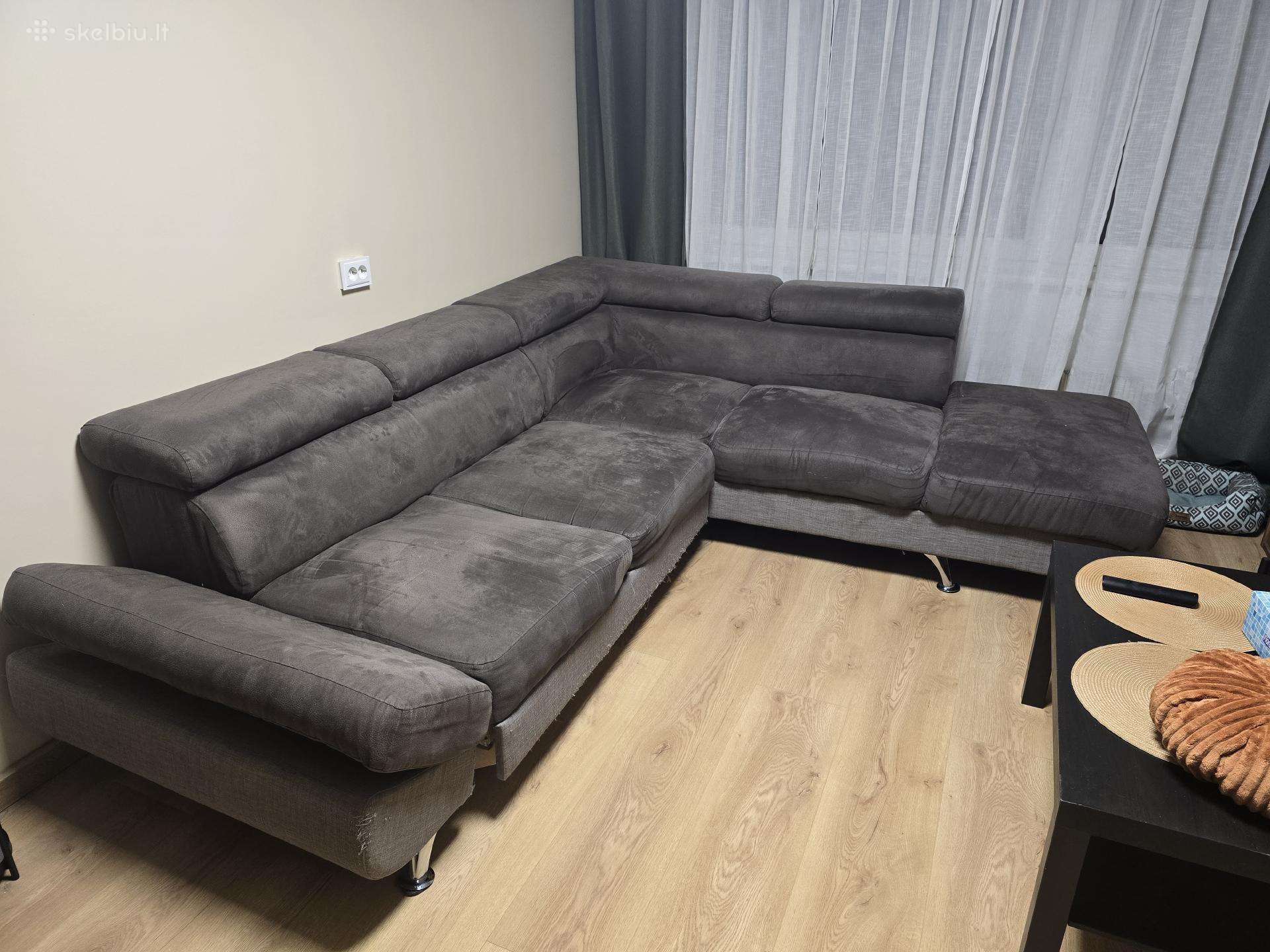 Atiduodu minkštą kampą su miegama funkcija