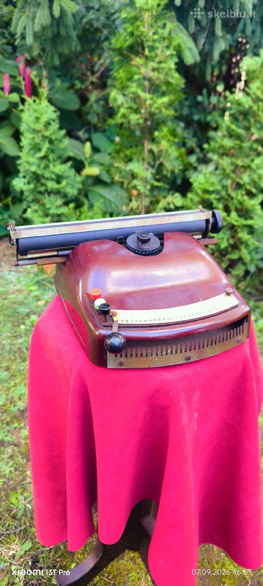 Antikvarine rasomoji masinele bakelitas