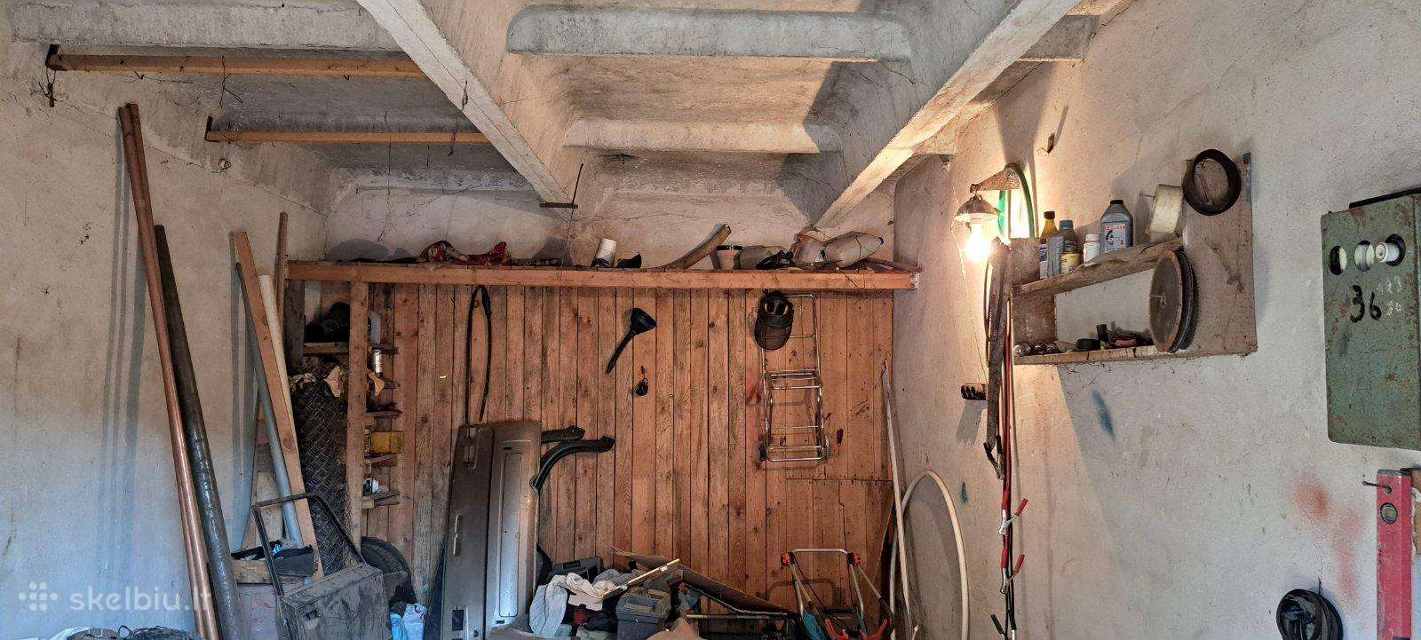 Garaže esančių daiktų aukcionas.