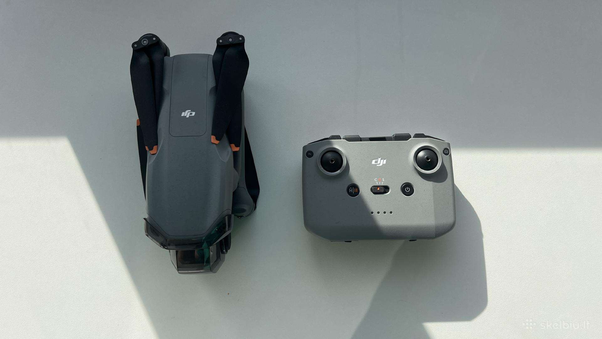 Dji Air 3s dronas su valdymo pultu