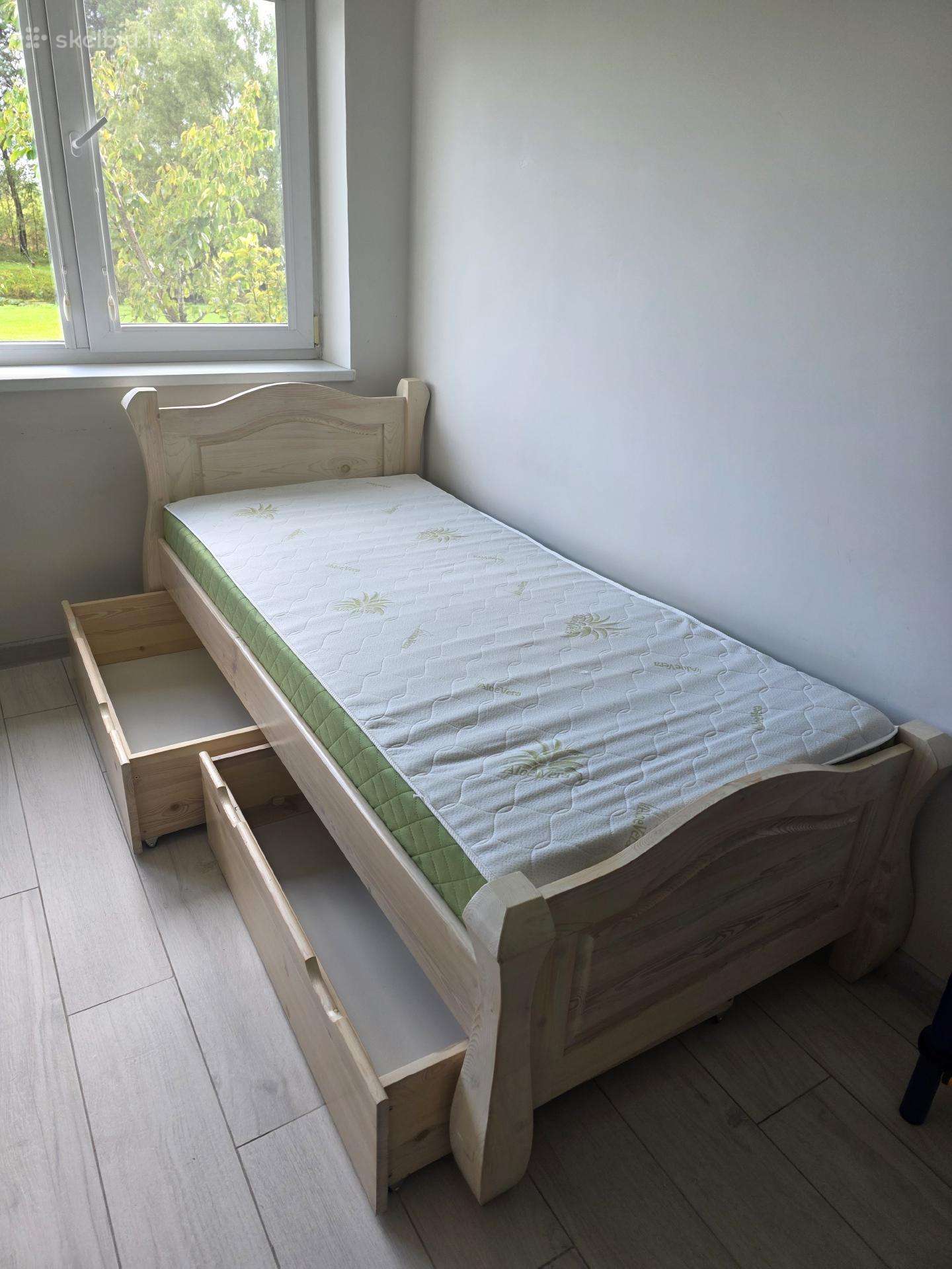 Parduodama medinė viengulė lova/tachta