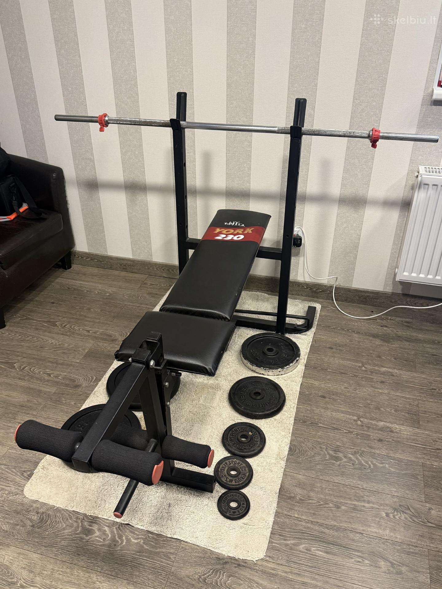 Sporto suoliukas su stanga ir svoriais