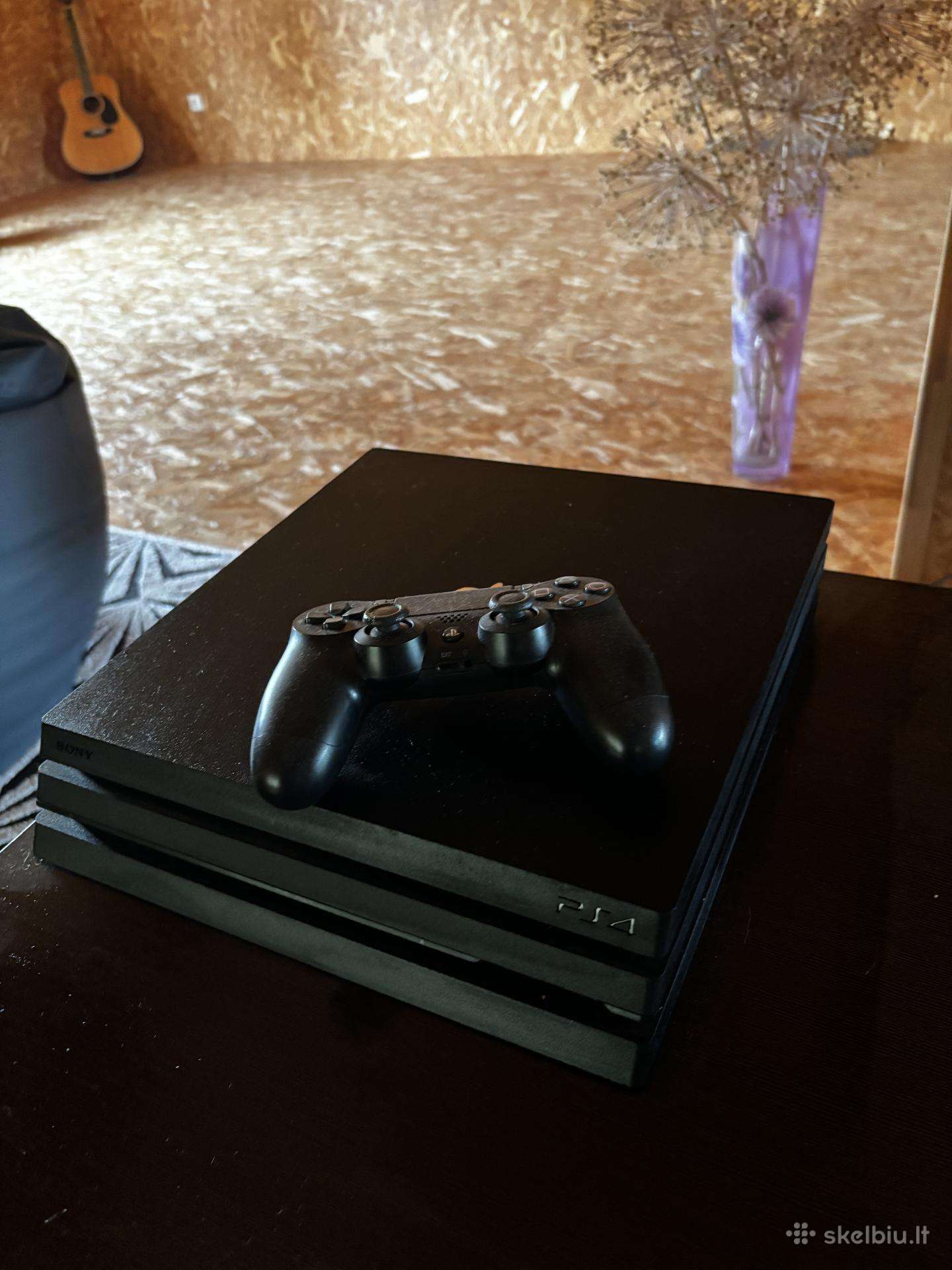 Playstation 4 Pro + pultelis
