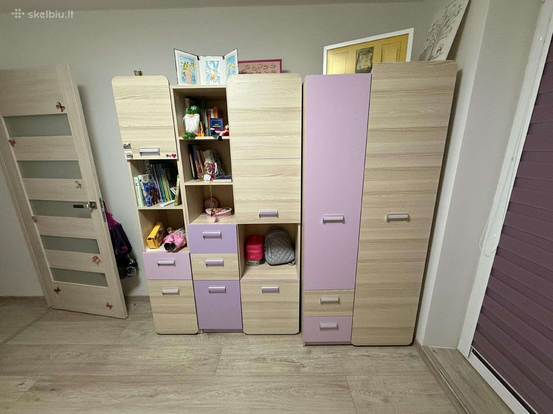 Parduodama 3 ju daliu vaikiska spinta-sekcija