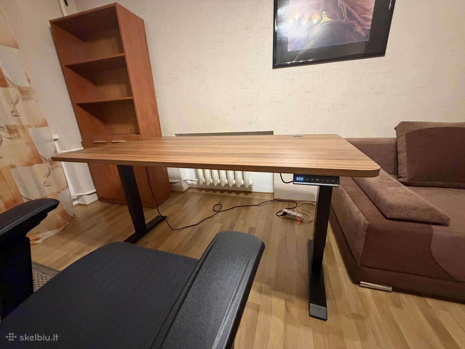 Desktronic kilnojamas stalas ir kėdė
