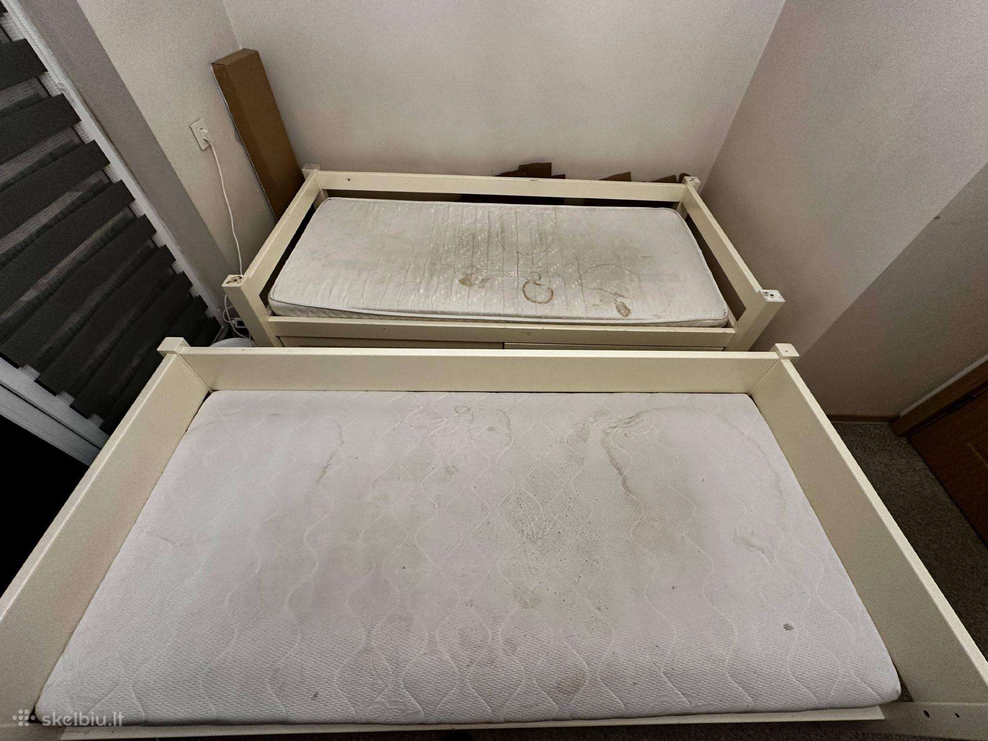 2 viengulės baltos lovos su čiužiniais (naudotos)