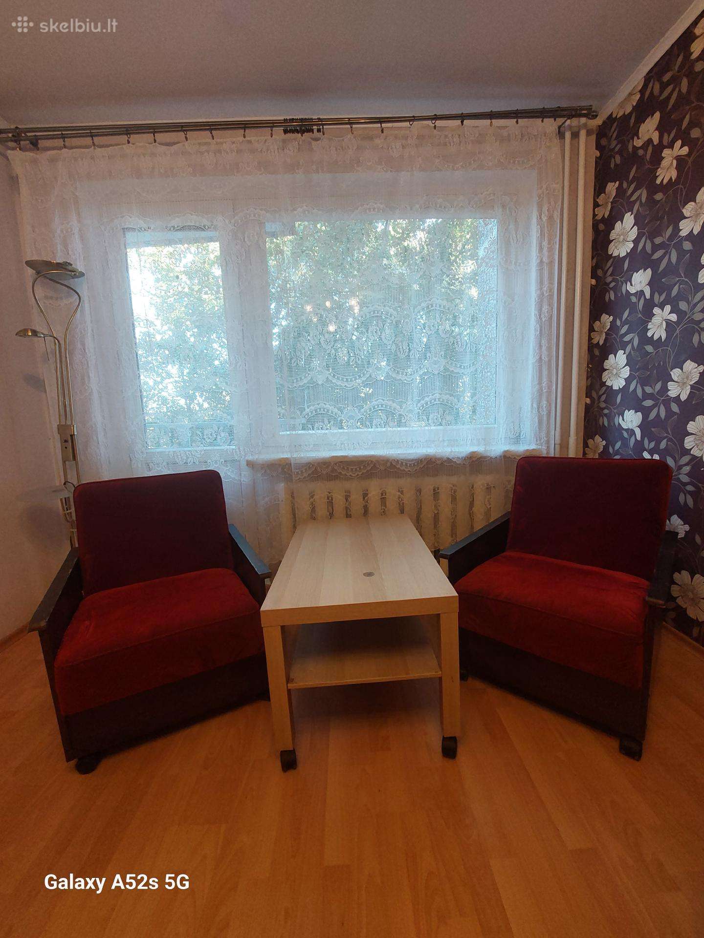 2 foteliai ir staliukas