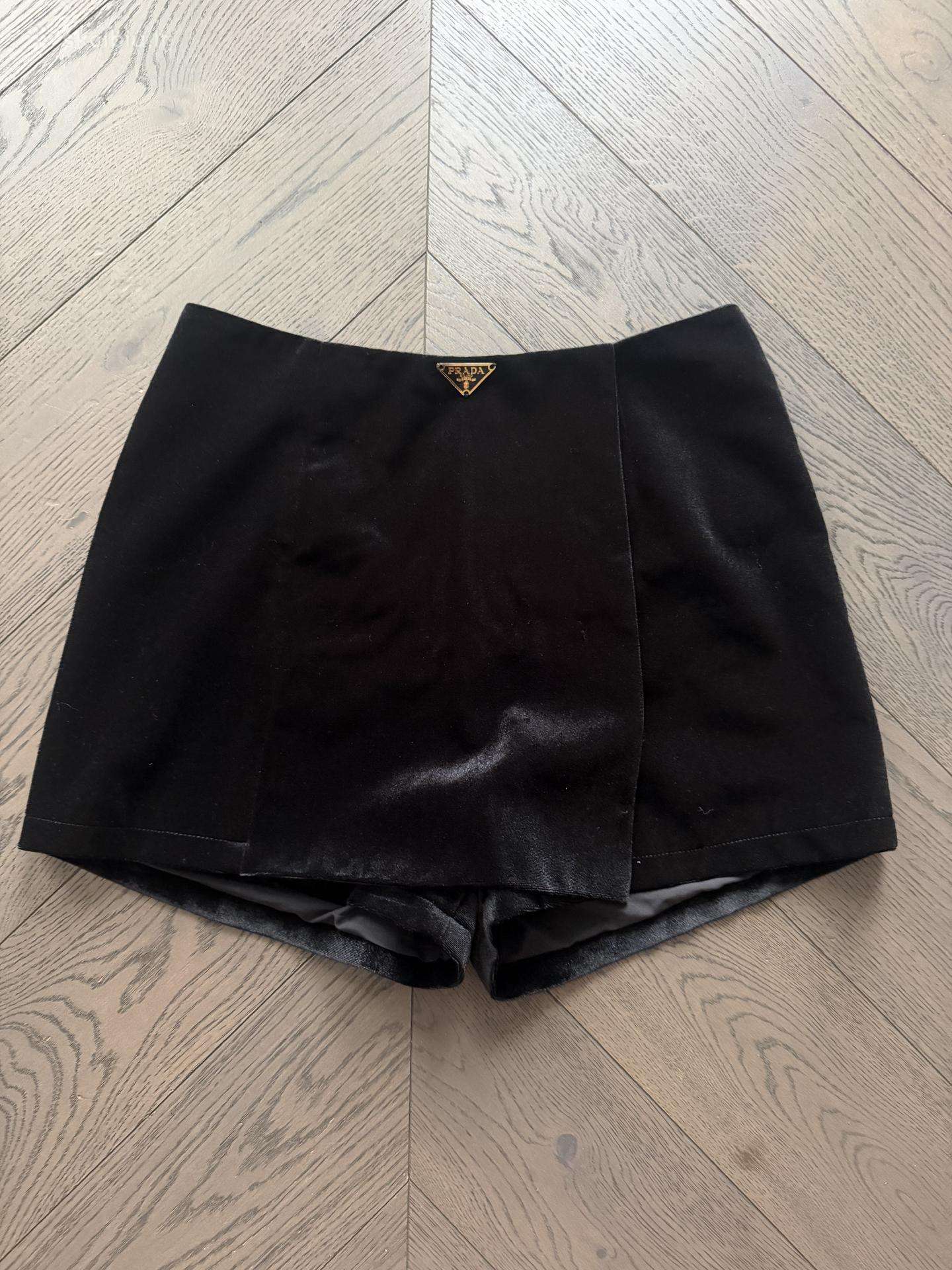 Prada sijonas-šortai