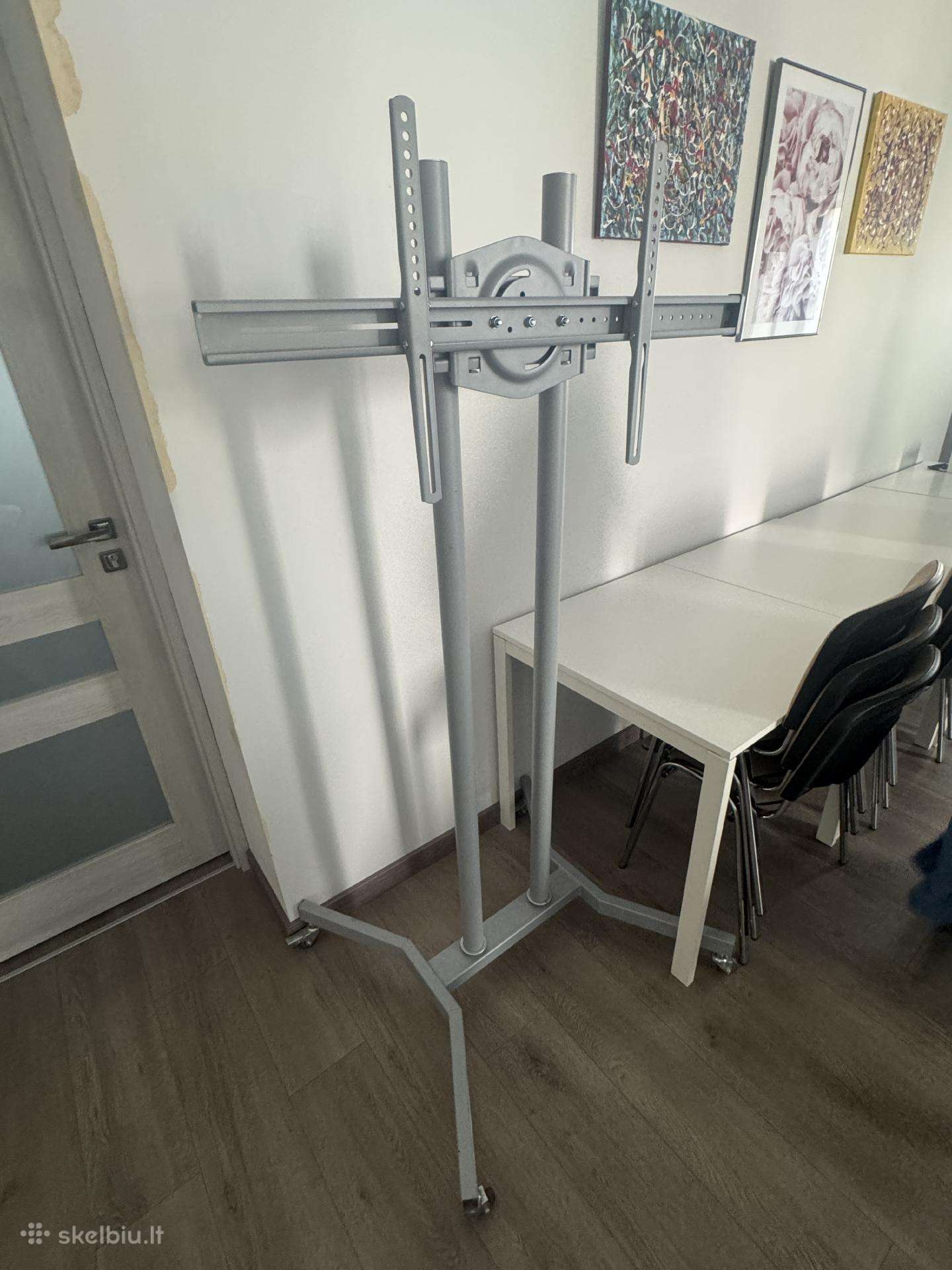 Televizoriu ar ekranu stovai ant ratukų