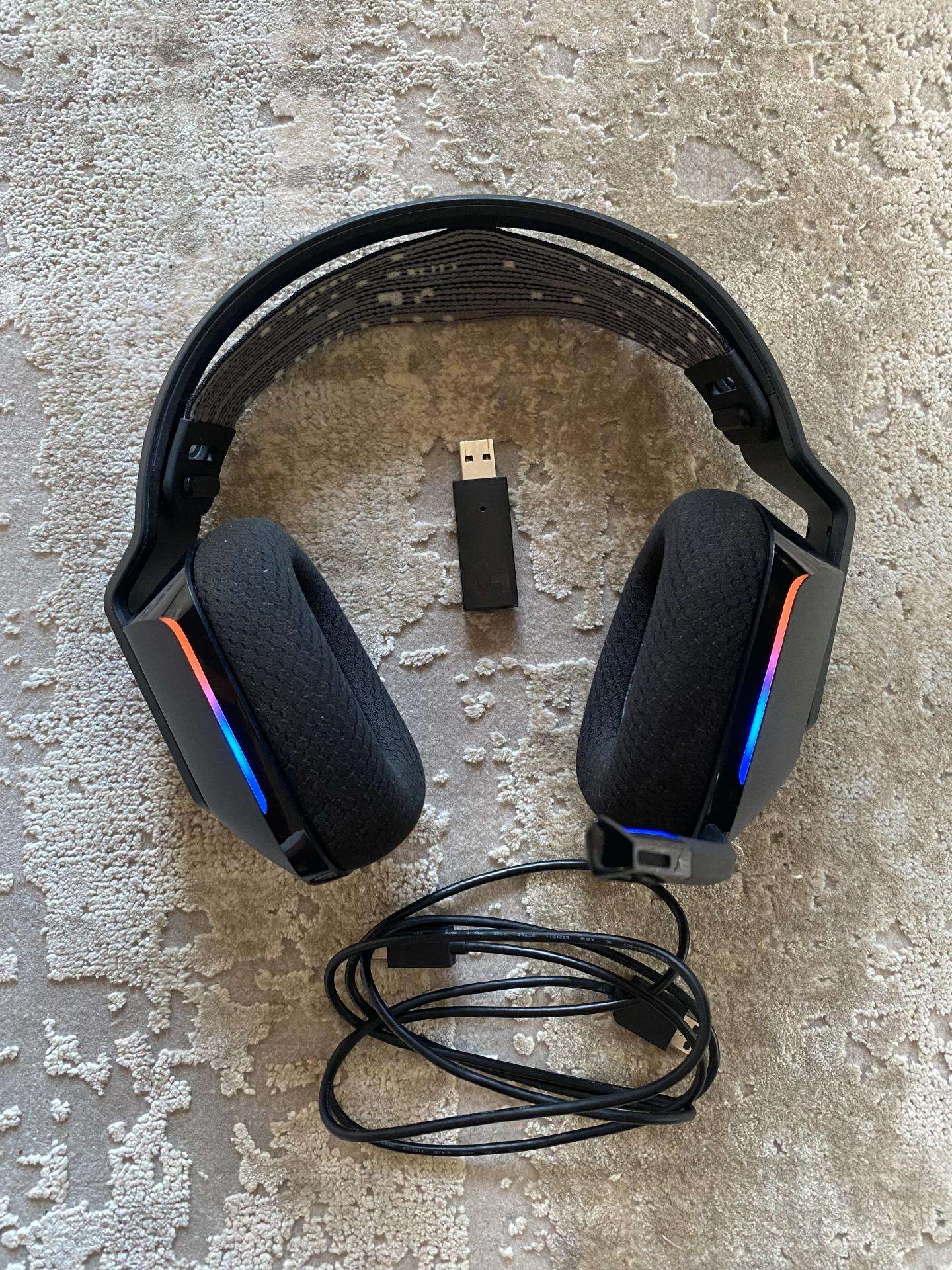 Logitech G733 žaidimų ausinės