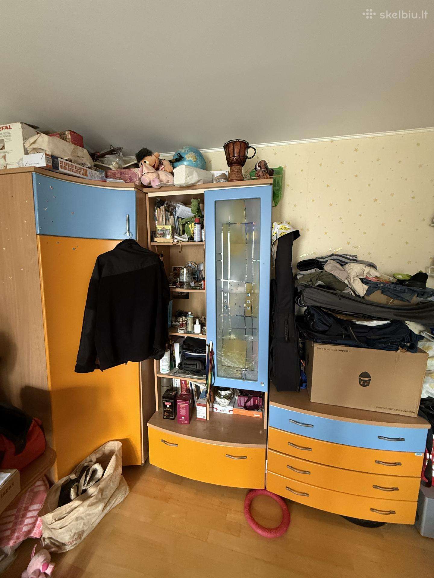 Spintų ir komodos komplektas