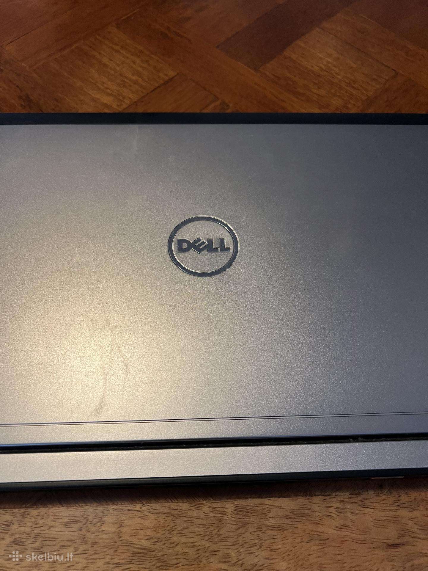 Nesiojami kompiuteriai, laptopai ant detalių