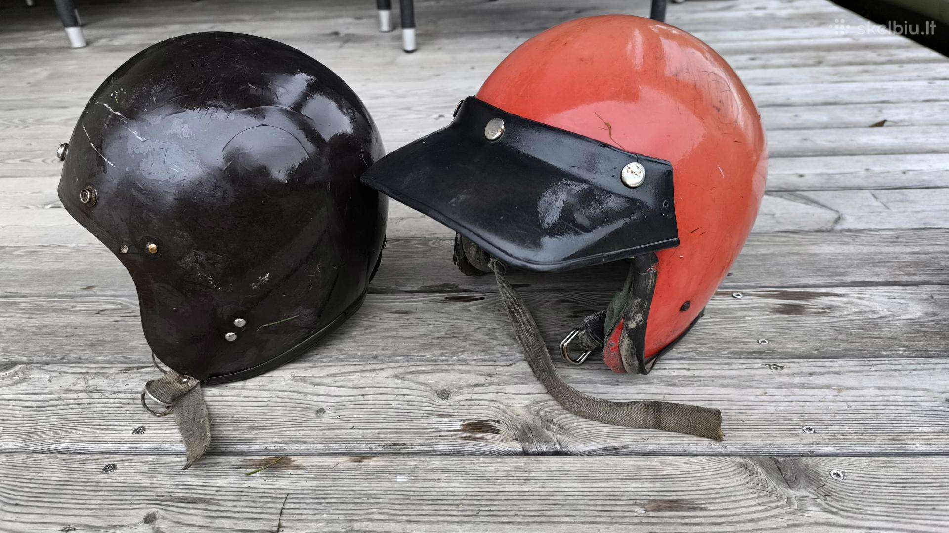 Parduodami seni motociklininko šalmai