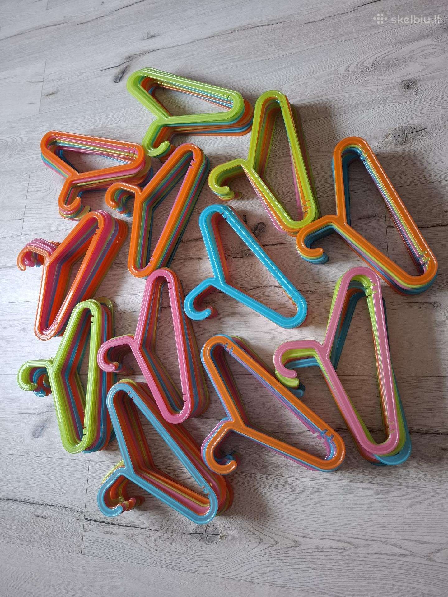 Ikea spalvotos pakabos
