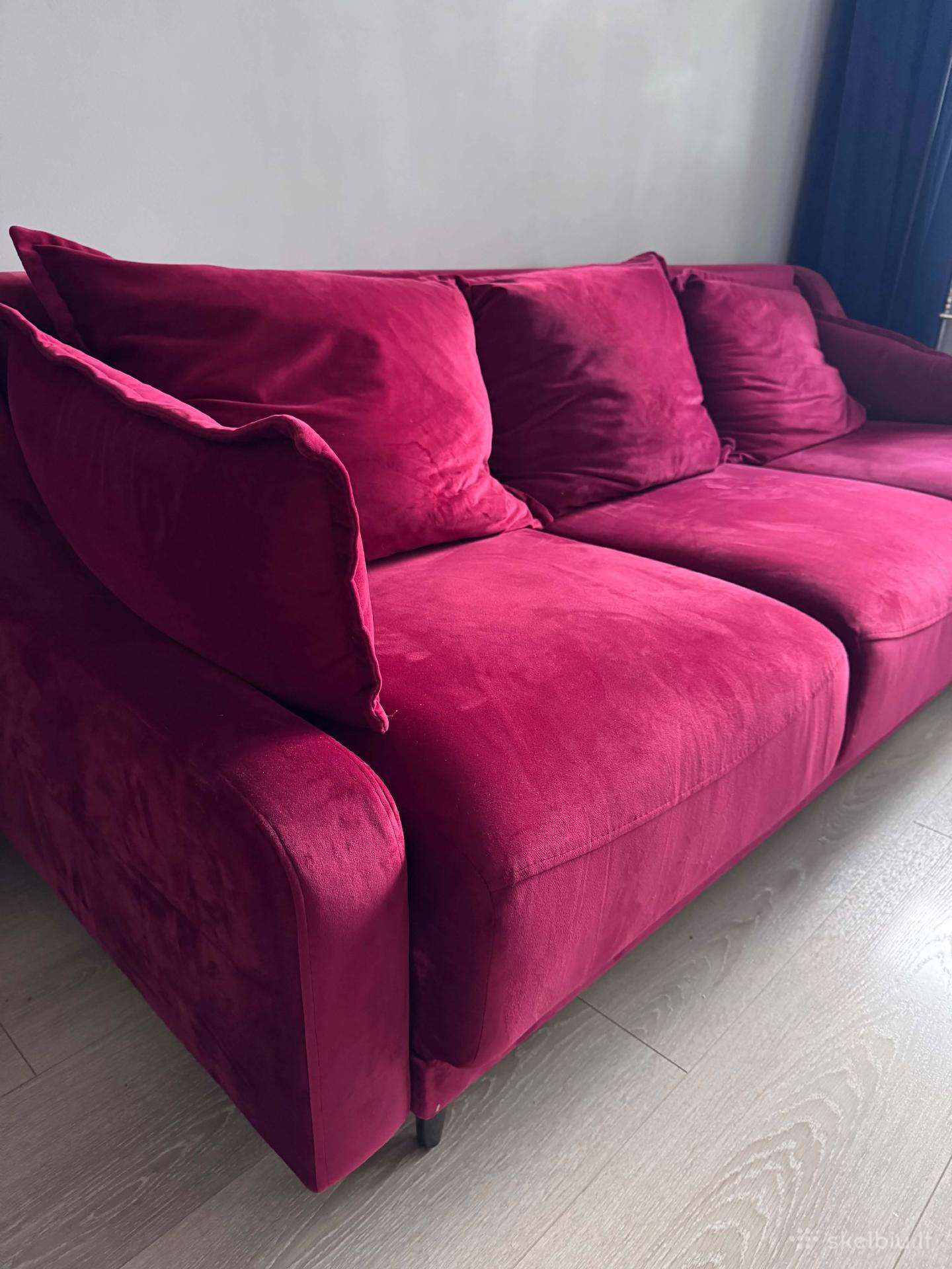 Stilinga ryški sofa-lova su patalynės dėže