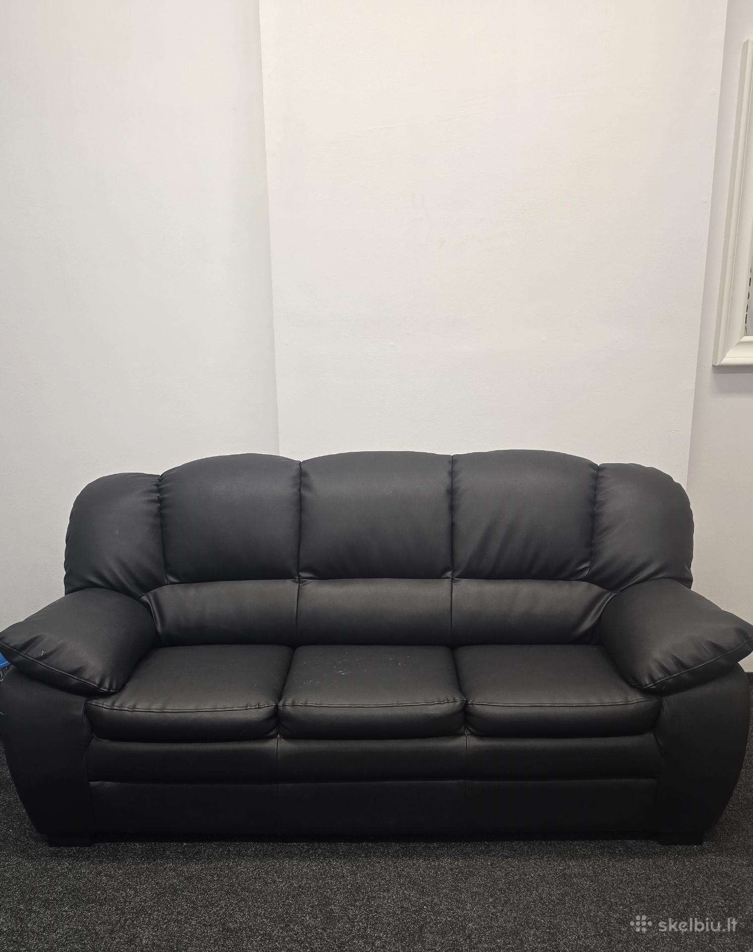 Juoda odinė sofa