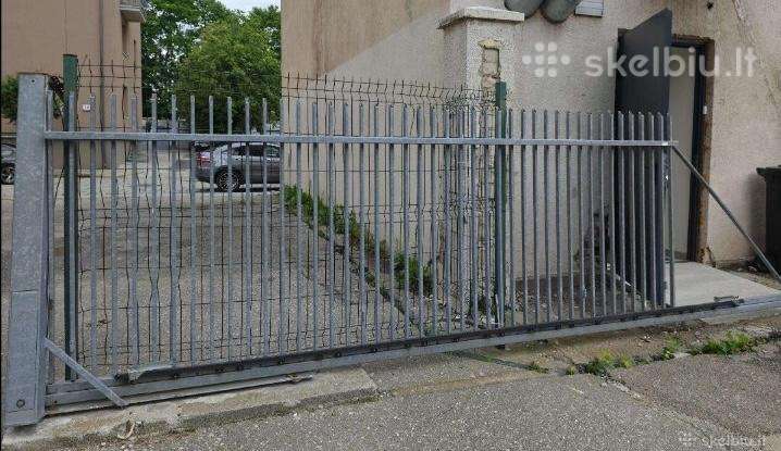 Parduodami metaliniai vartai šukos