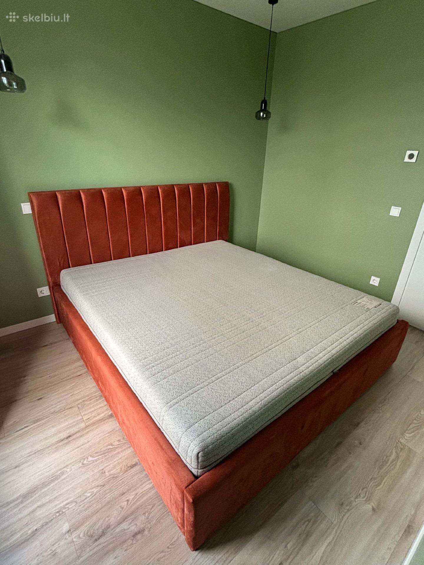 Miegamojo lova su lonas čiužiniu