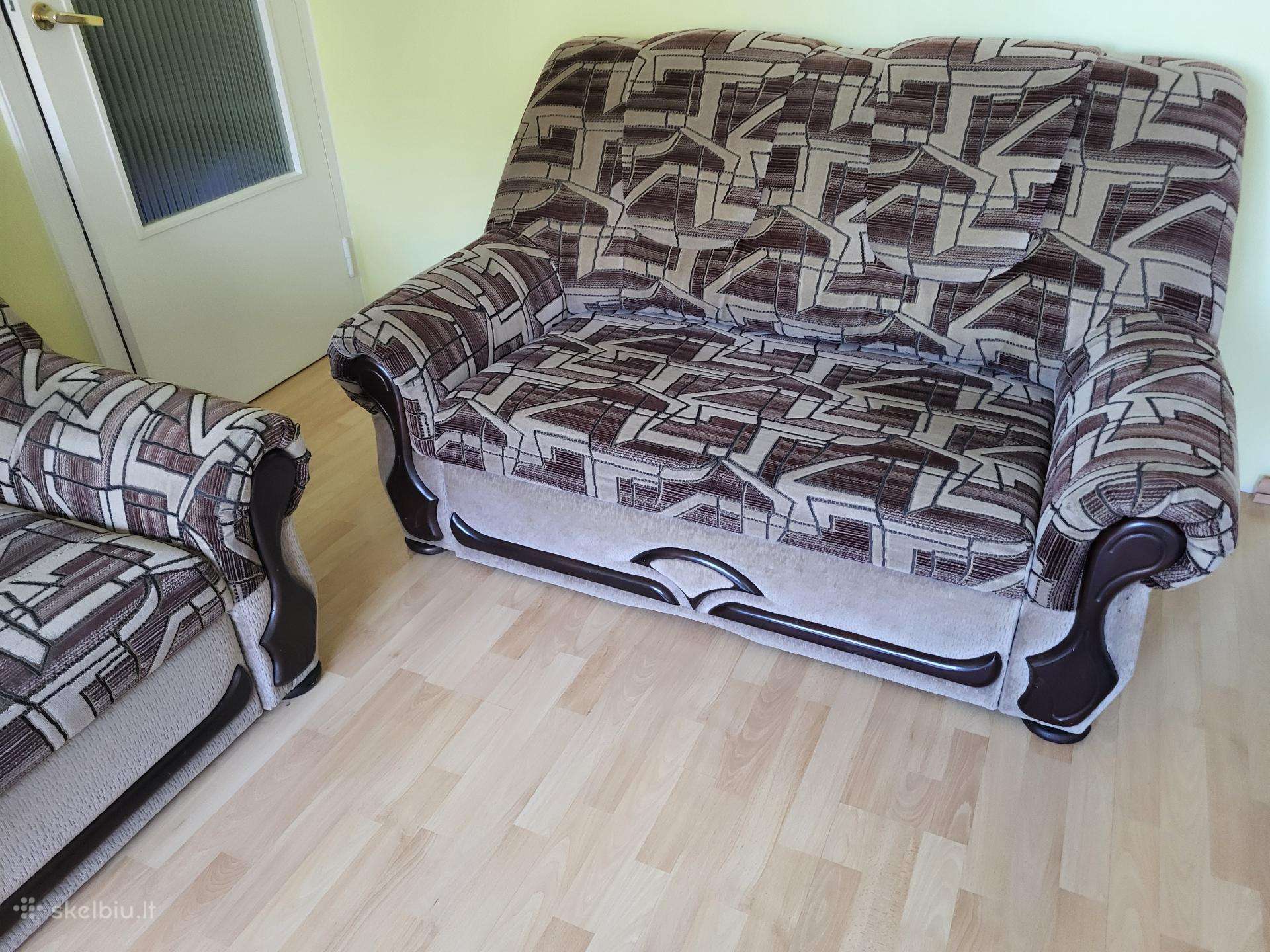 Parduodu dvivietę miegamą lovą ir fotelį.