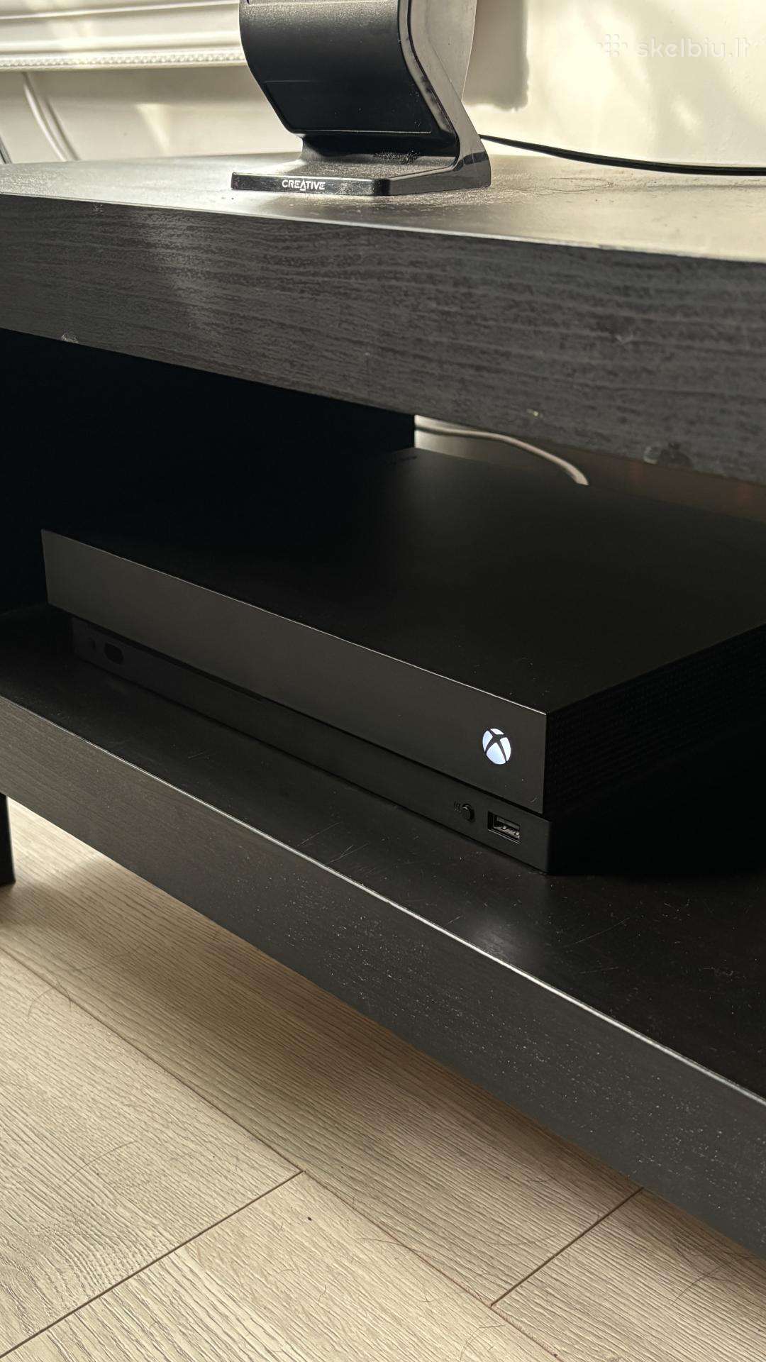 Xbox one x 1tb + 4 juodi joysticks + battery pack